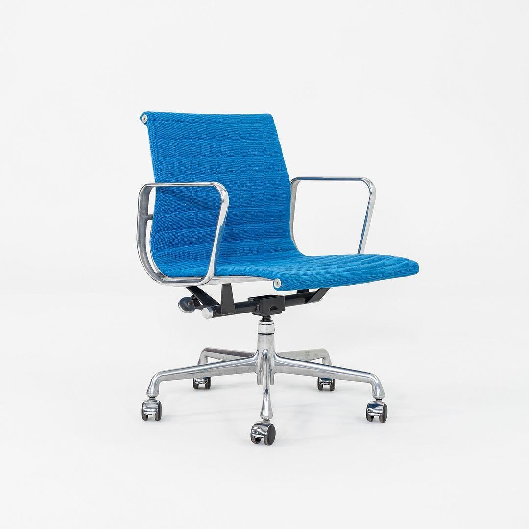 XXI secolo e contemporaneo 2003 Herman Miller Eames Alluminio Gruppo Gestione Sedie da Scrivania in Tessuto Blu in vendita