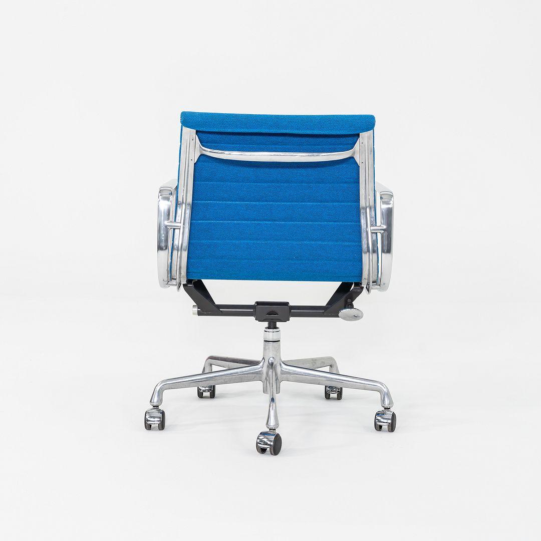 2003 Herman Miller Eames Alluminio Gruppo Gestione Sedie da Scrivania in Tessuto Blu in vendita 1