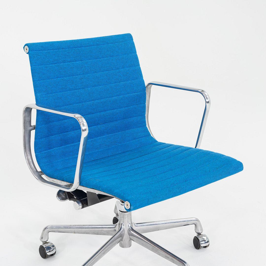2003 Herman Miller Eames Alluminio Gruppo Gestione Sedie da Scrivania in Tessuto Blu in vendita 2