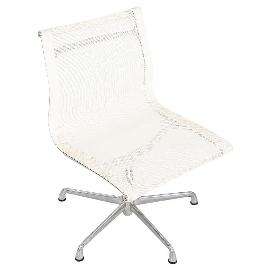 Dies ist ein armloser Schreibtisch oder Beistellstuhl der Eames Aluminum Group, ursprünglich entworfen von Ray und Charles Eames im Jahr 1958. Diese Exemplare wurden 2003 von Herman Miller in den USA hergestellt. Das Design besteht aus einem