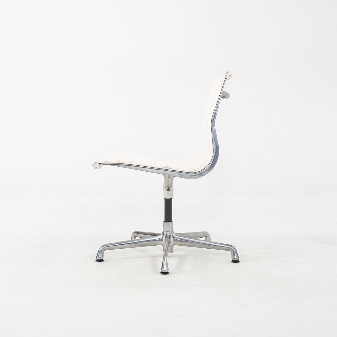 2003 Herman Miller Eames Aluminum Group Side Chair mit Geweihfuß aus weißem Mesh (Moderne) im Angebot