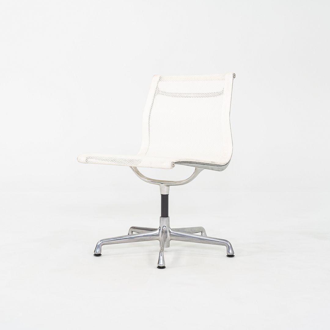 2003 Herman Miller Eames Aluminum Group Side Chair mit Geweihfuß aus weißem Mesh (amerikanisch) im Angebot