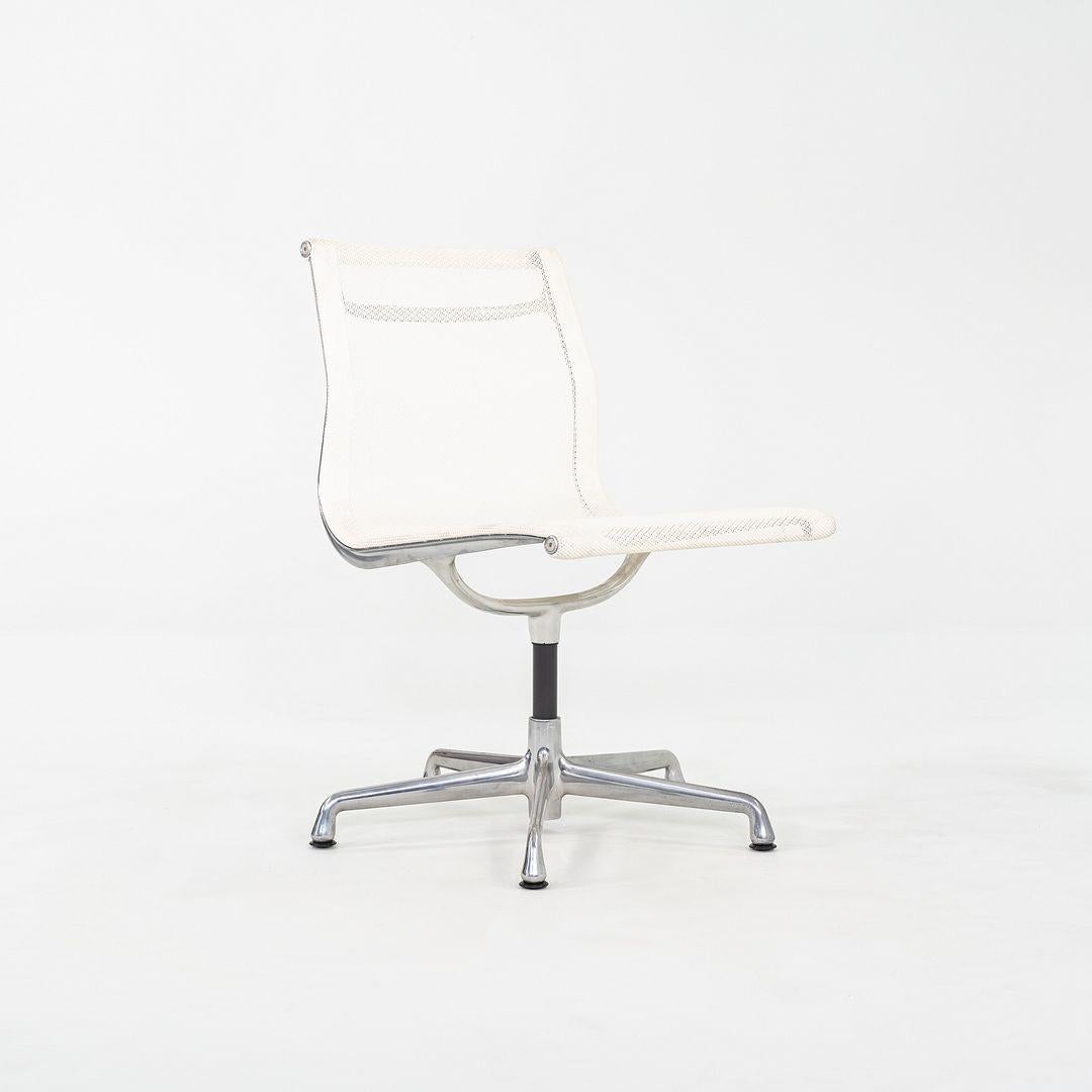 2003 Herman Miller Eames Aluminum Group Side Chair mit Geweihfuß aus weißem Mesh im Zustand „Gut“ im Angebot in Philadelphia, PA
