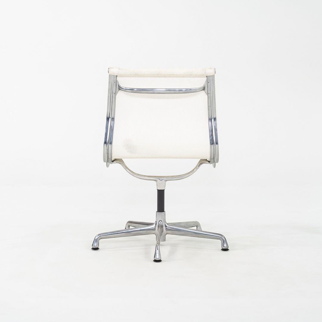 2003 Herman Miller Eames Aluminum Group Side Chair mit Geweihfuß aus weißem Mesh (21. Jahrhundert und zeitgenössisch) im Angebot