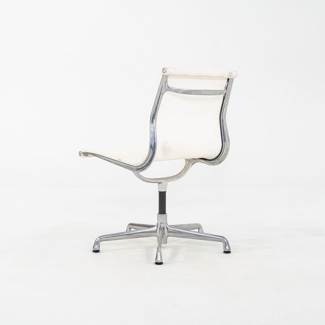 2003 Herman Miller Eames Aluminum Group Side Chair mit Geweihfuß aus weißem Mesh (Aluminium) im Angebot