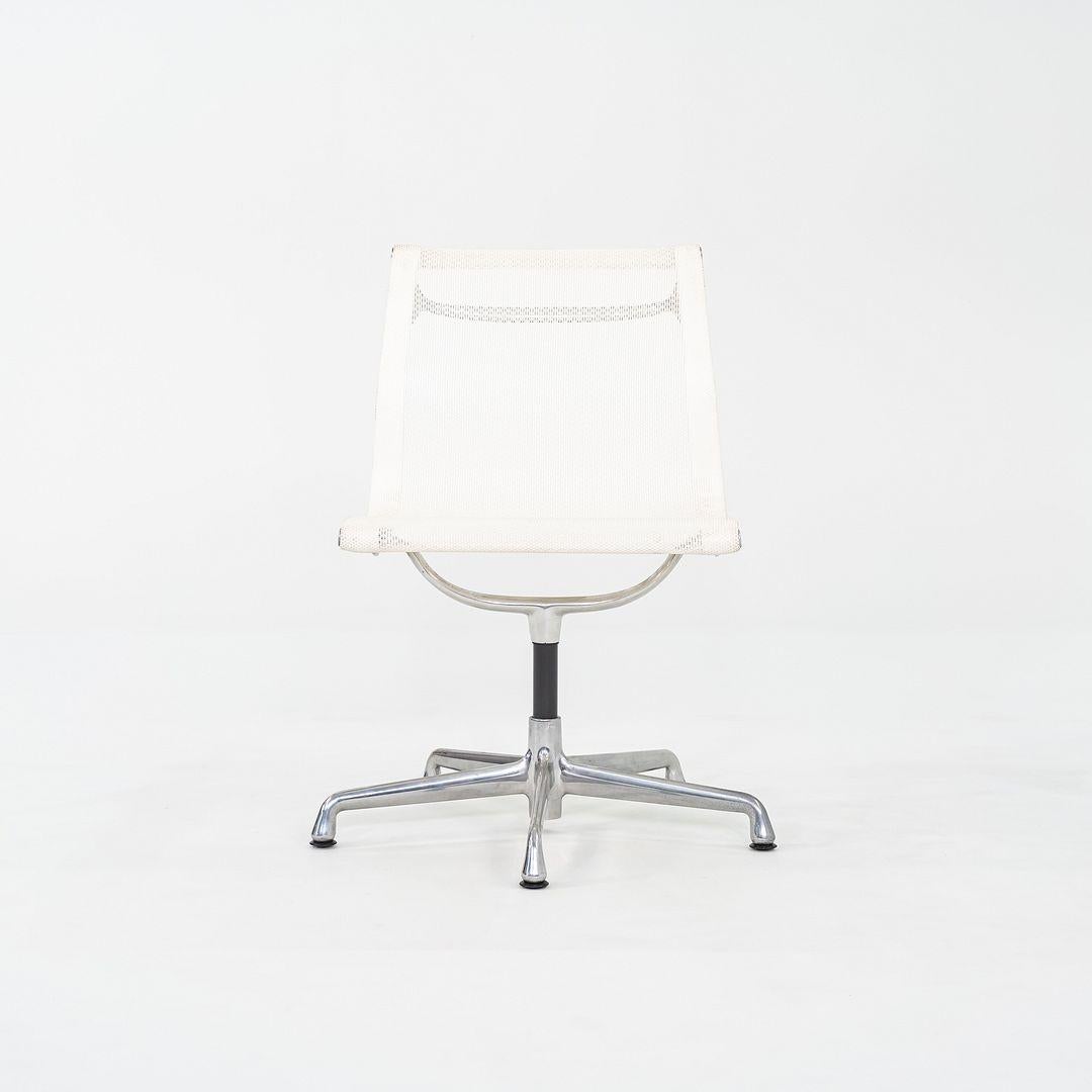 2003 Herman Miller Eames Aluminum Group Side Chair mit Geweihfuß aus weißem Mesh im Angebot 1