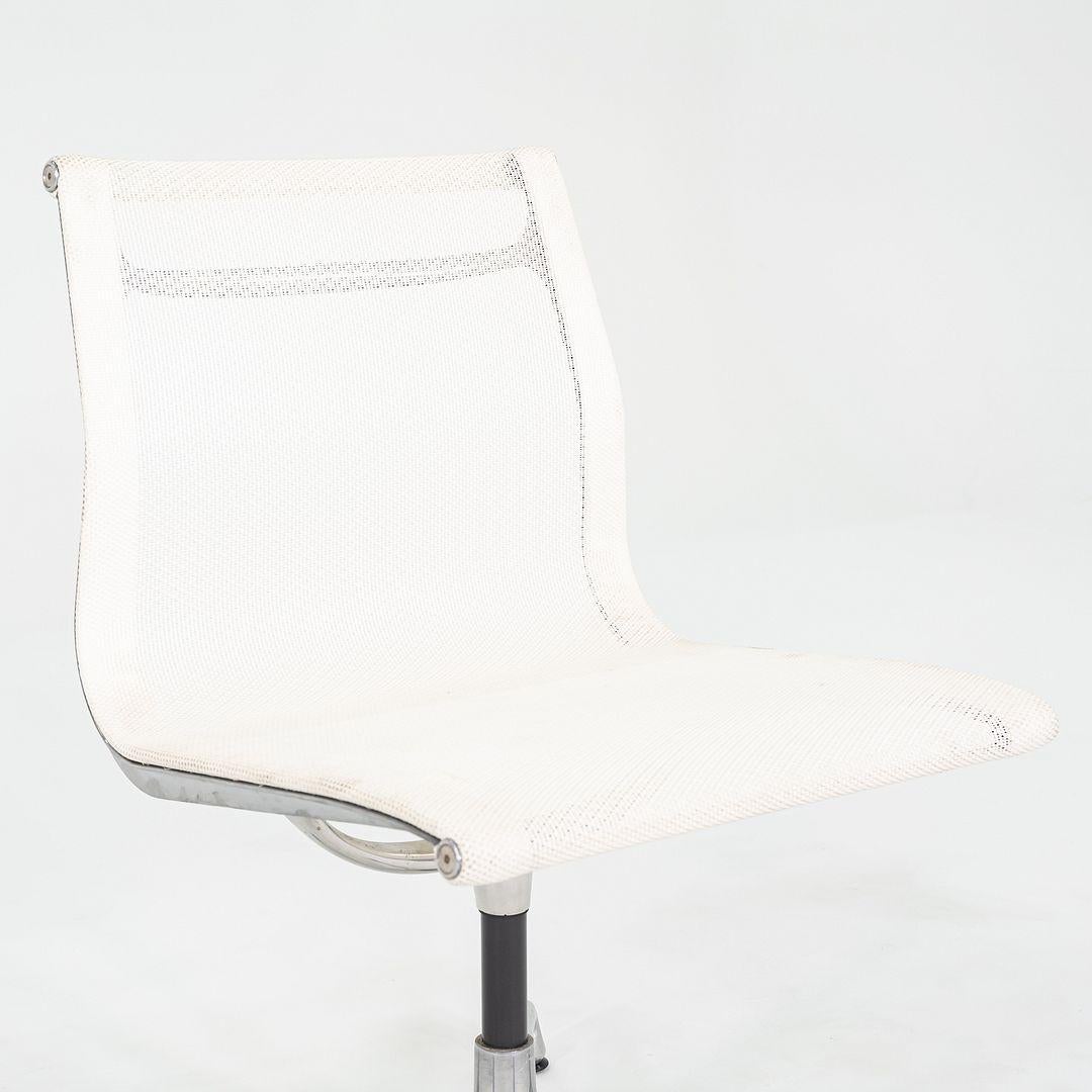 2003 Herman Miller Eames Aluminum Group Side Chair mit Geweihfuß aus weißem Mesh im Angebot 2