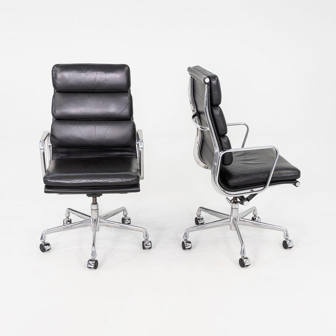 Dies ist ein Eames Aluminum Group Executive-Height Soft Pad Desk Chair, ursprünglich von Charles und Ray Eames für Herman Miller im Jahr 1969 entworfen. Diese besonderen Beispiele stammen aus dem Jahr 2003. Sie sind mit schwarzem Leder gepolstert