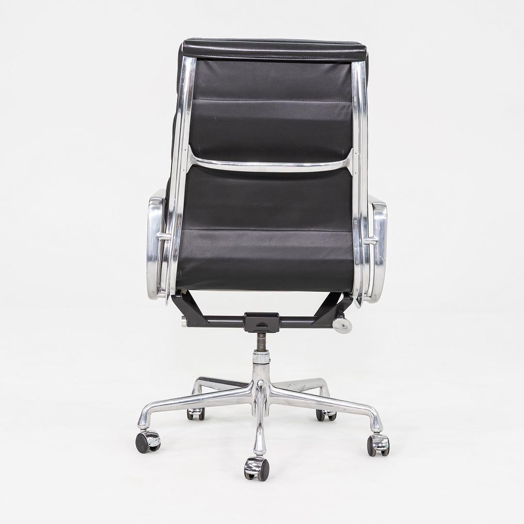 2003 Herman Miller Eames Soft Pad Executive-Schreibtischstuhl aus schwarzem Leder (Aluminium) im Angebot