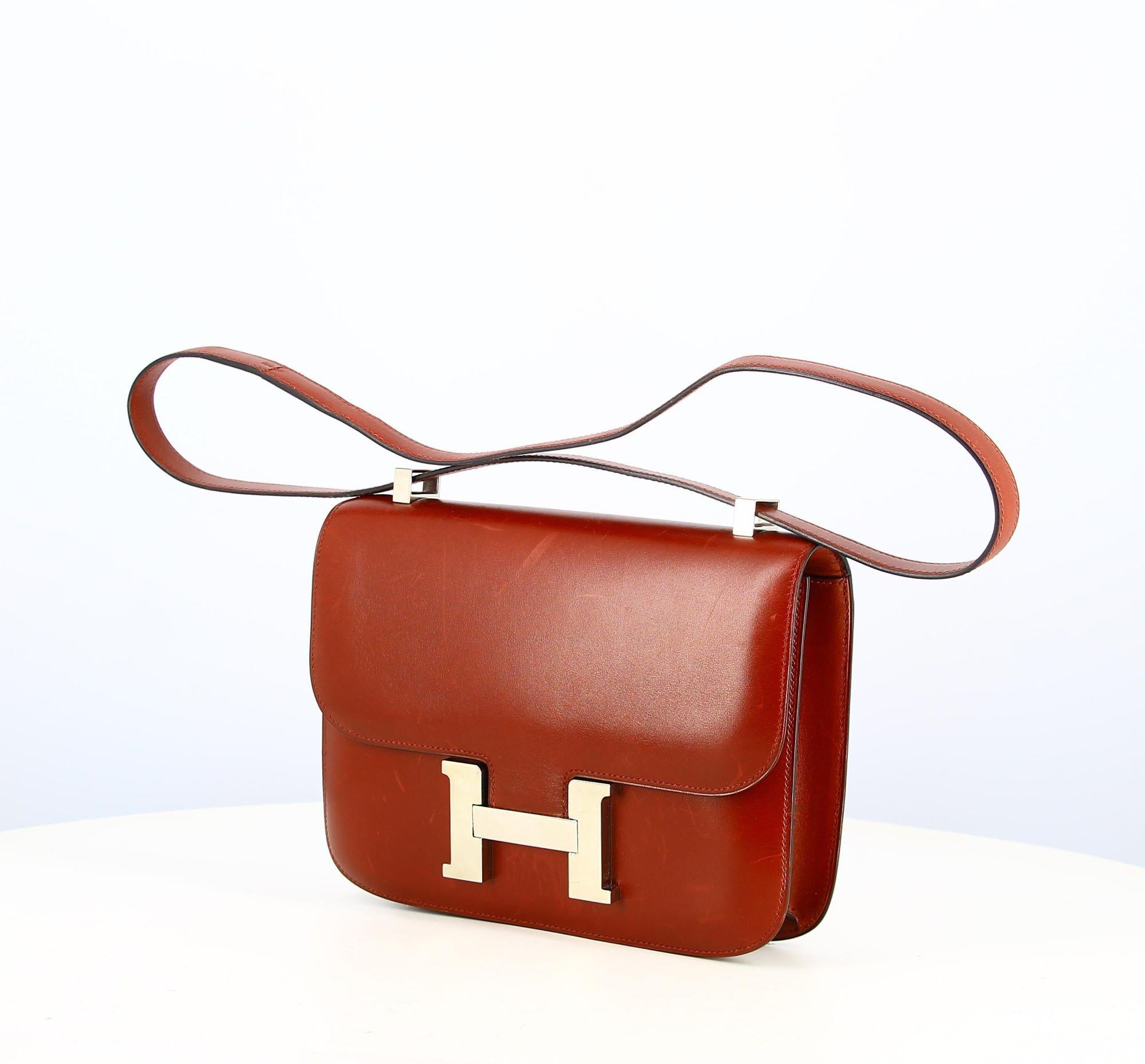 2003 Hermes Handbag Constance in Bordeau Smooth Leather
- Good condition, shows slight wear and tear with time.
- Handbag, smooth burgundy leather, shoulder strap and crossbody, silver H clasp.
- The interior is smooth leather, a zippered pocket,