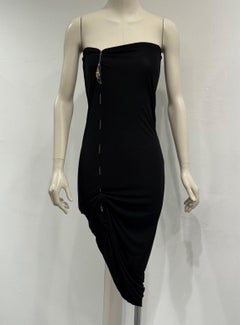 2003 Jean Paul Gaultier: miniabito senza spalline drappeggiato e gonna con catena