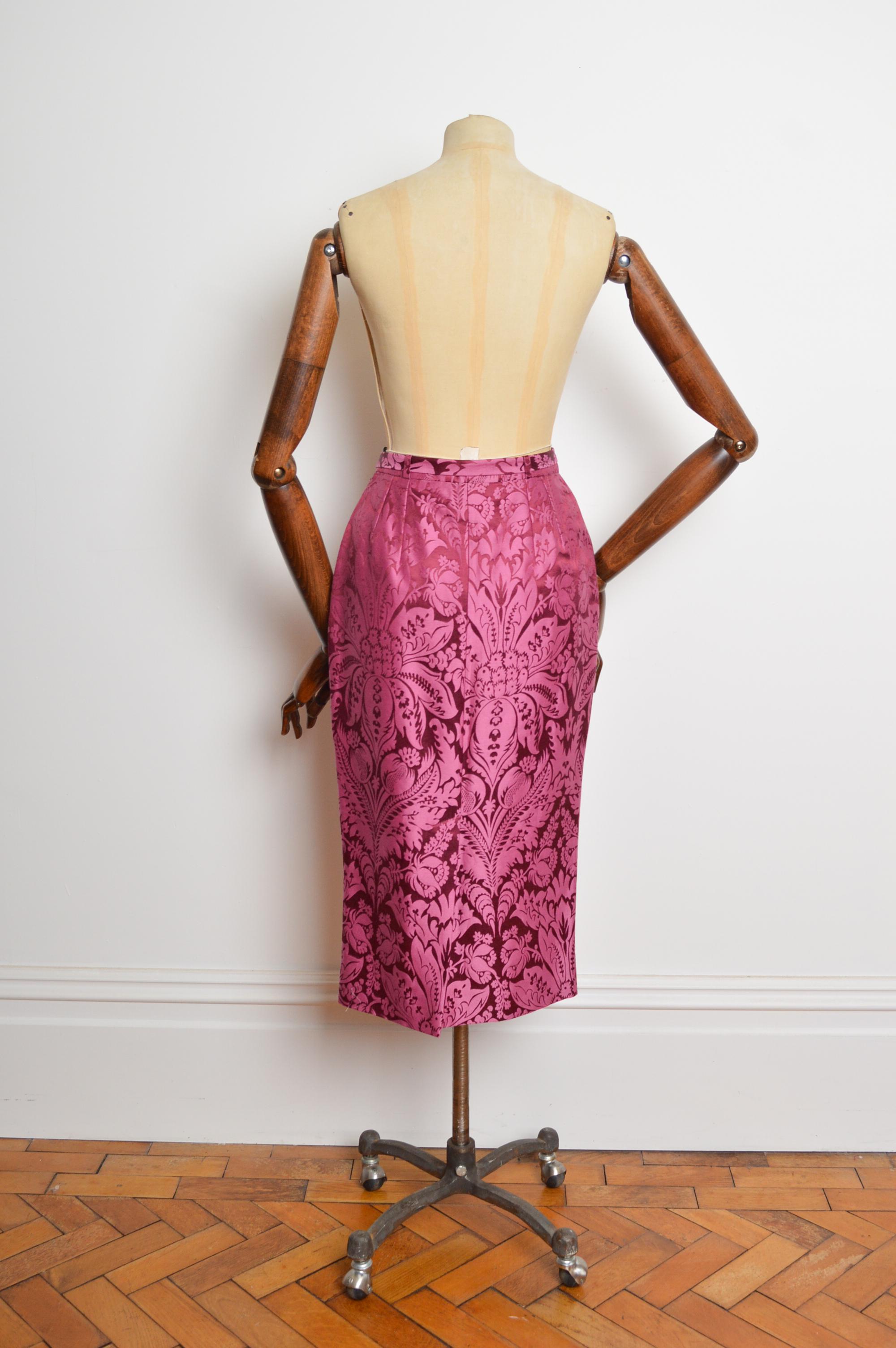 2003 John Galliano Runway Raspberry Pink Damask Jacquard High Waist Pencil Skirt (jupe crayon taille haute en jacquard) en vente 5
