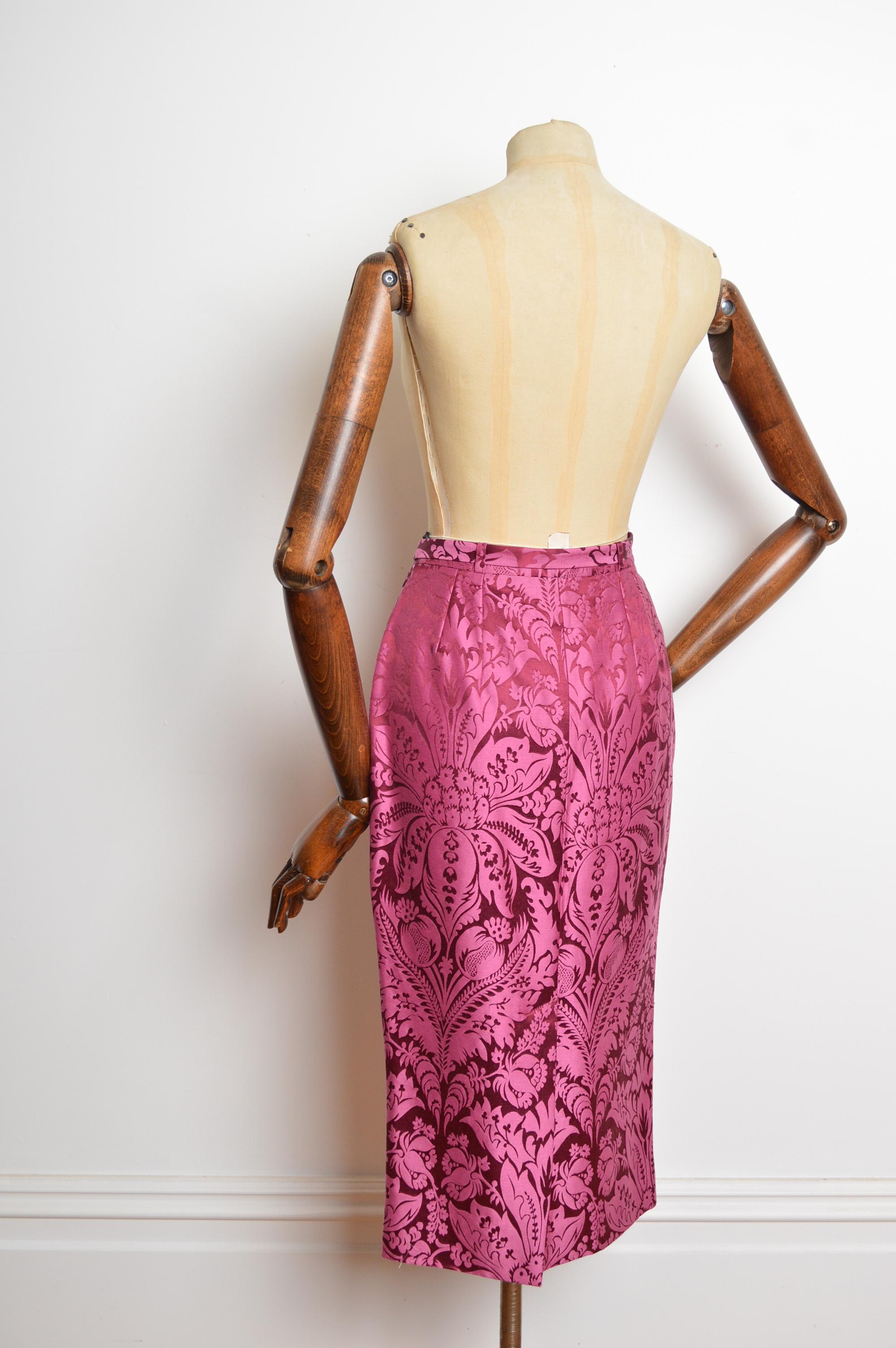 2003 John Galliano Runway Raspberry Pink Damask Jacquard High Waist Pencil Skirt (jupe crayon taille haute en jacquard) en vente 7
