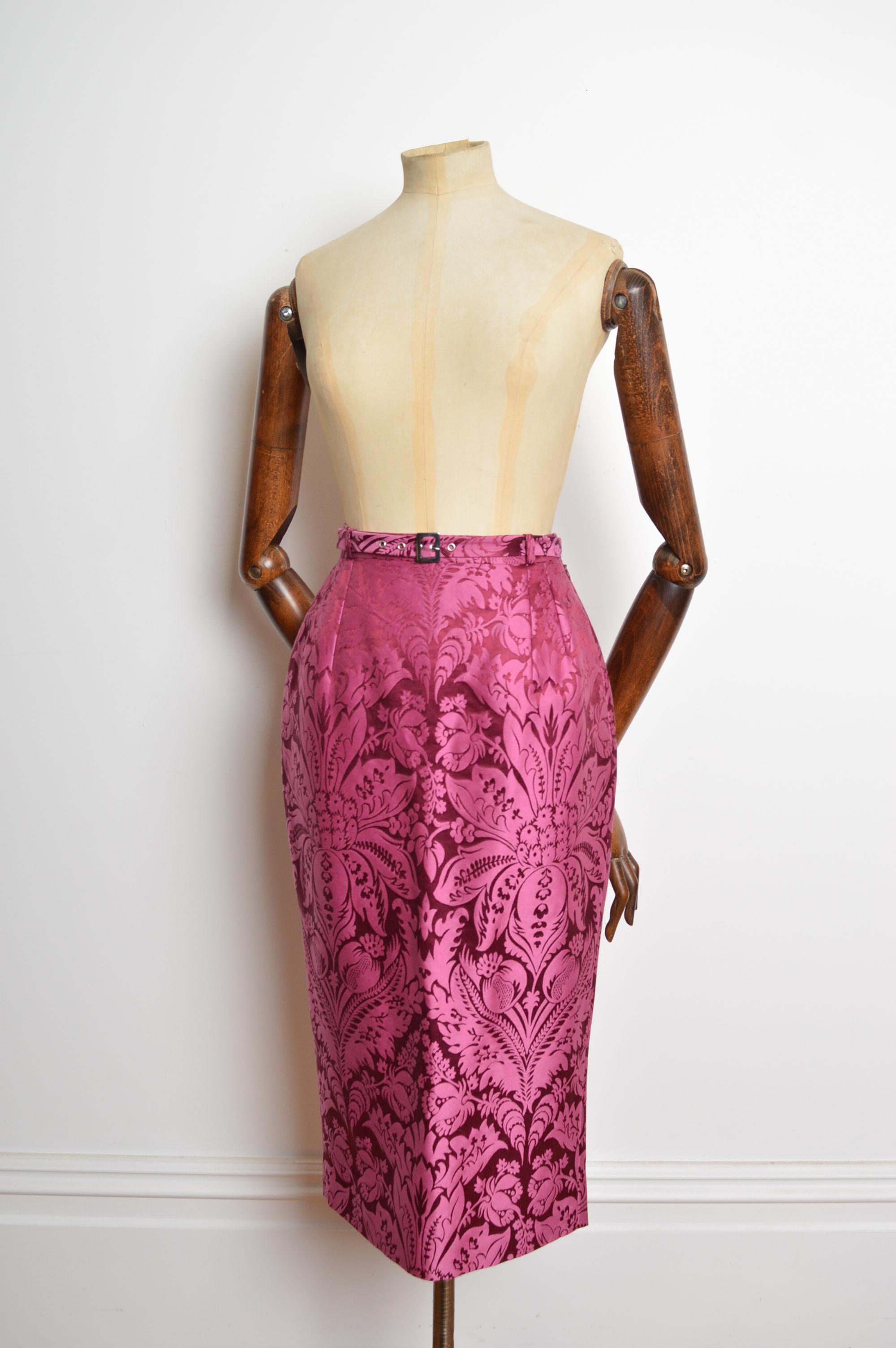Rose 2003 John Galliano Runway Raspberry Pink Damask Jacquard High Waist Pencil Skirt (jupe crayon taille haute en jacquard) en vente