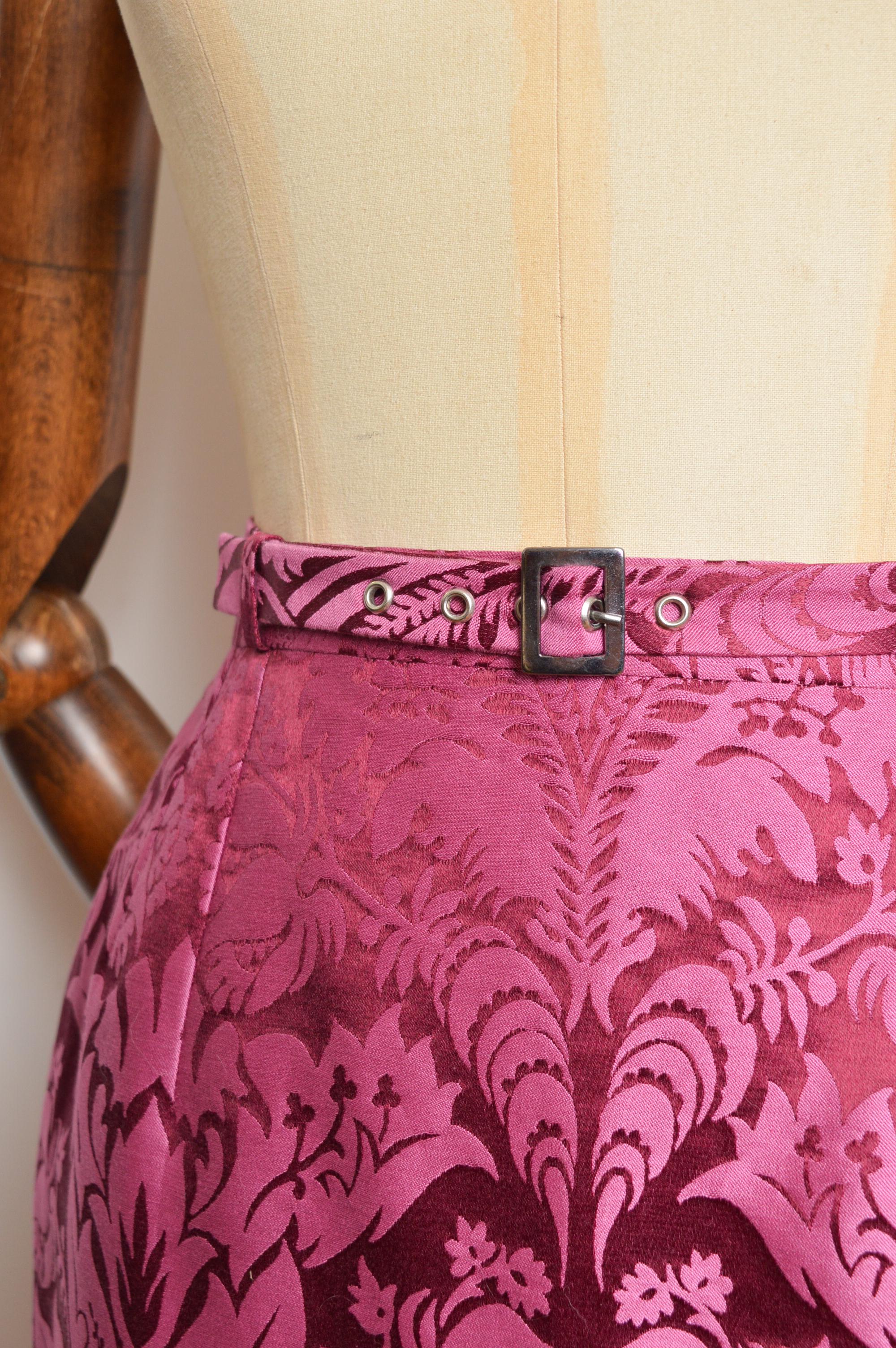 2003 John Galliano Runway Raspberry Pink Damask Jacquard High Waist Pencil Skirt (jupe crayon taille haute en jacquard) Excellent état - En vente à Sheffield, GB