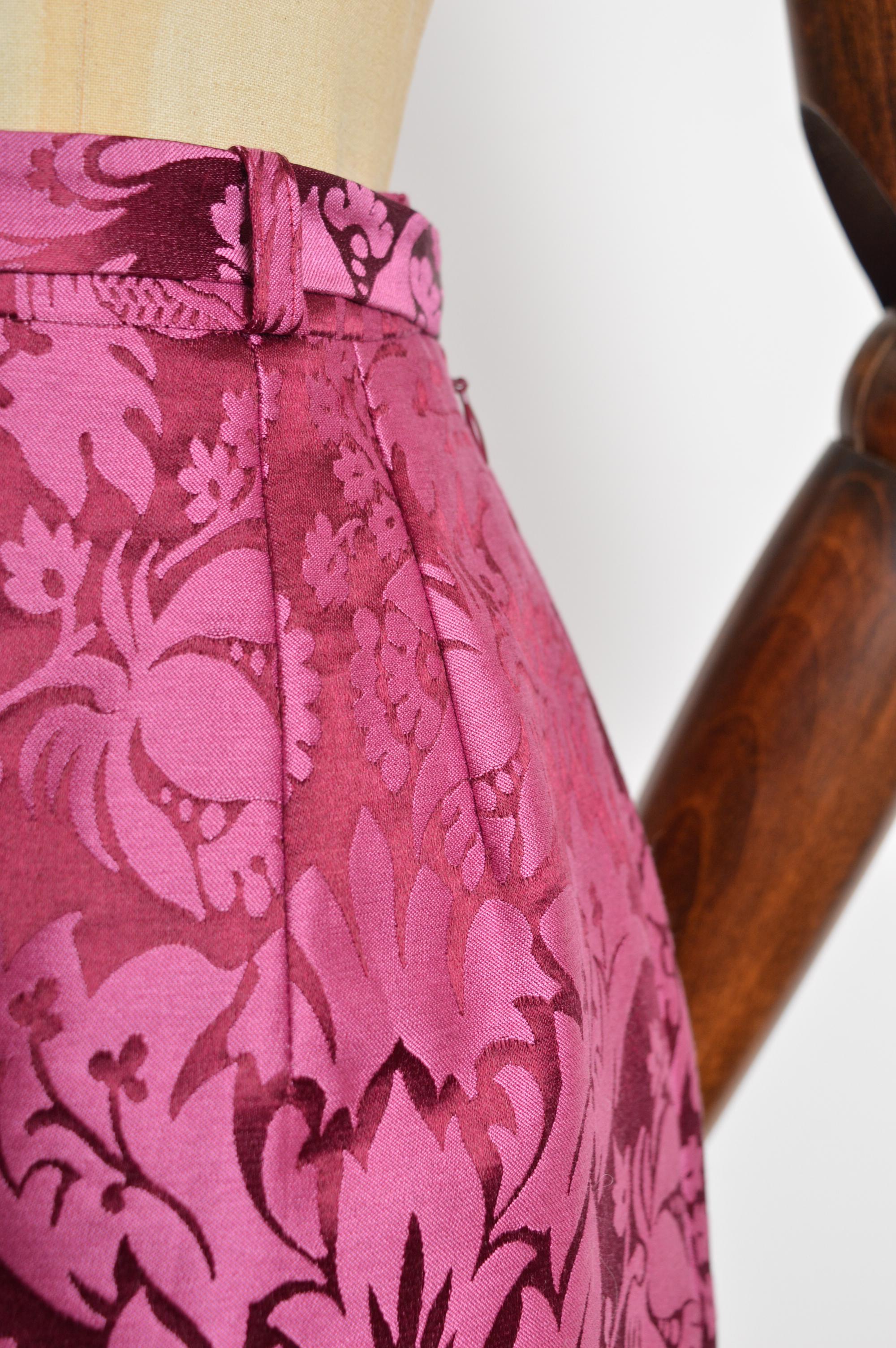 2003 John Galliano Runway Raspberry Pink Damask Jacquard High Waist Pencil Skirt (jupe crayon taille haute en jacquard) Pour femmes en vente
