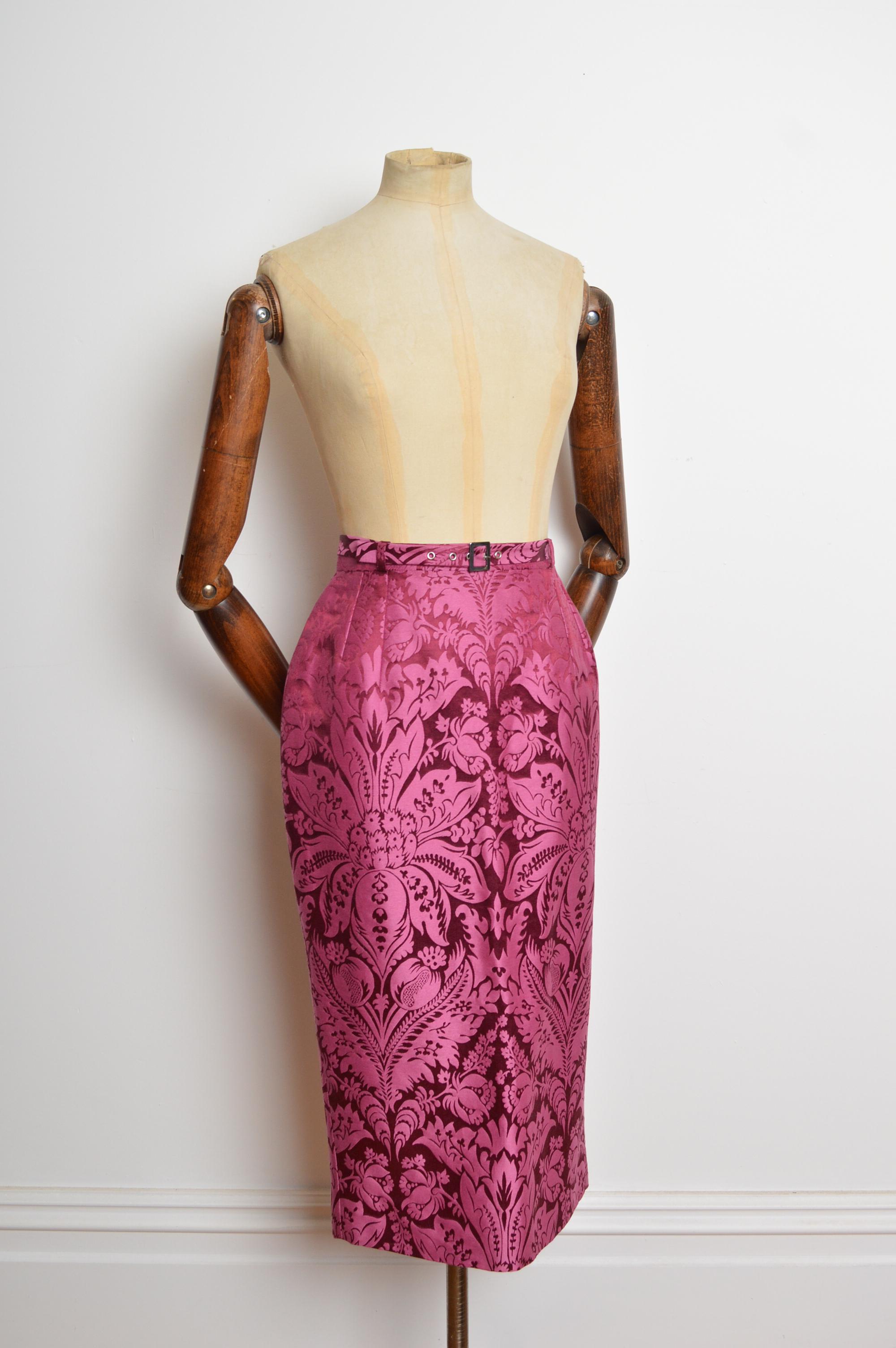 2003 John Galliano Runway Raspberry Pink Damask Jacquard High Waist Pencil Skirt (jupe crayon taille haute en jacquard) en vente 2