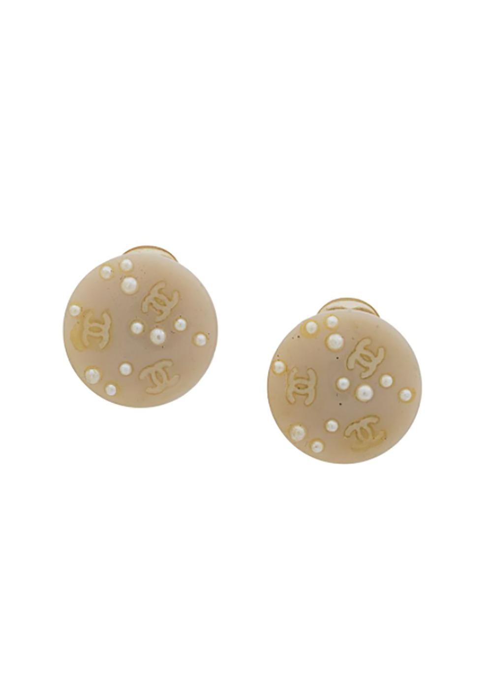 2003 beige Chanel logo clip-on earrings featuring faux-pearls embellishment, signature interlocking CC logo, , a back claps earring, a back logo plaque. 
These earrings come as a pair.
Diameter: 1.7cm
In good vintage condition. Made in France.
We