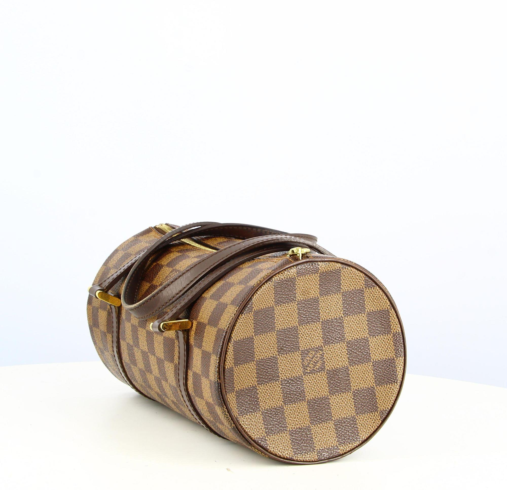 

2003 Louis Vuitton Handbag Papillon Damier Ebene

- Good condition, has slight traces of wear that appeared with time.
- Louis Vuitton butterfly handbag. Damier ebene, two small dark brown leather straps. Wear shoulder. Golden zip closure with LV