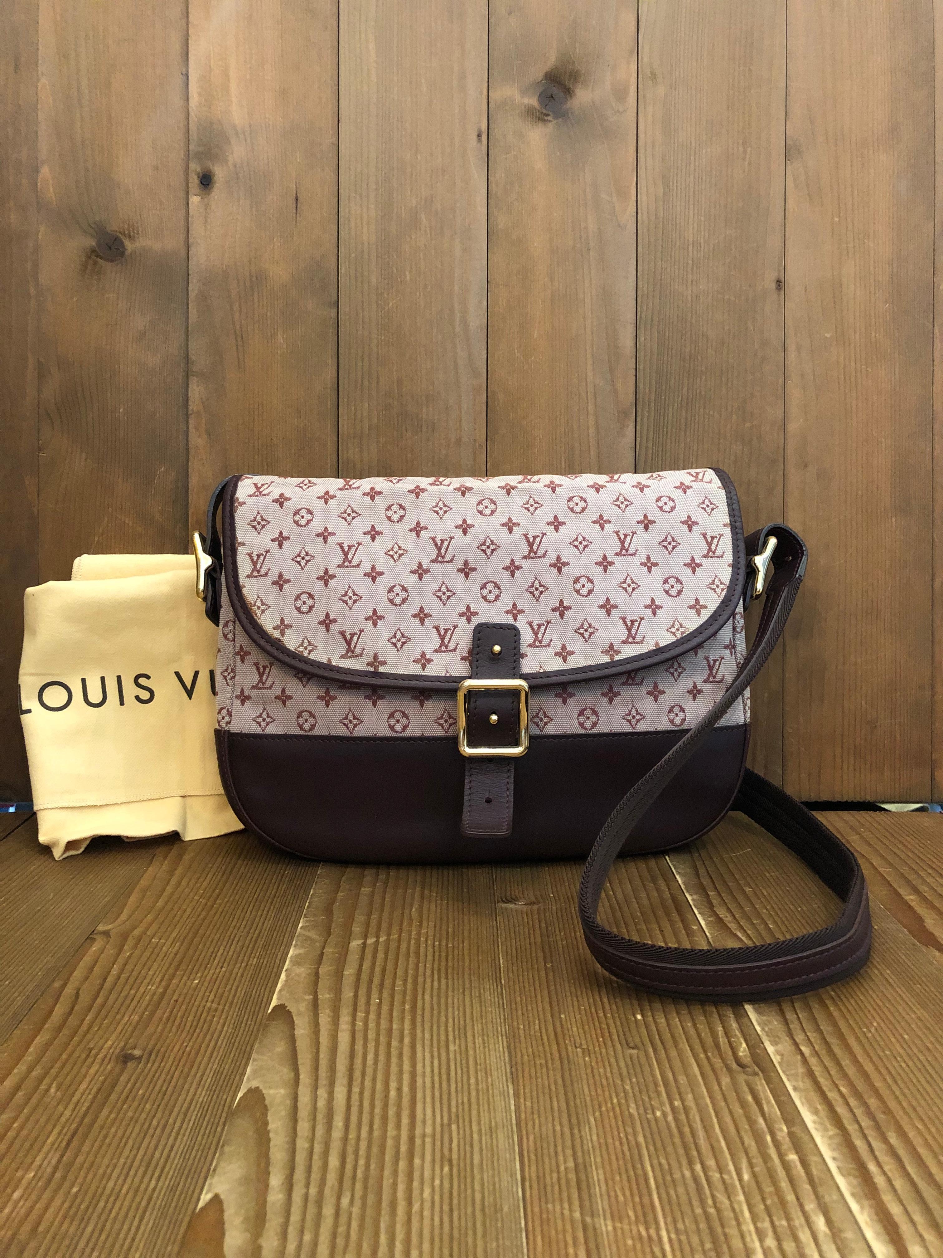 This LOUIS VUITTON Berangere messenger bag is crafted of LV Mini Lin monogram canvas and smooth cow leather in burgundy. Front flap closure opens to a beige canvas interior featuring two open pockets and a flap pocket. This messenger bag features a