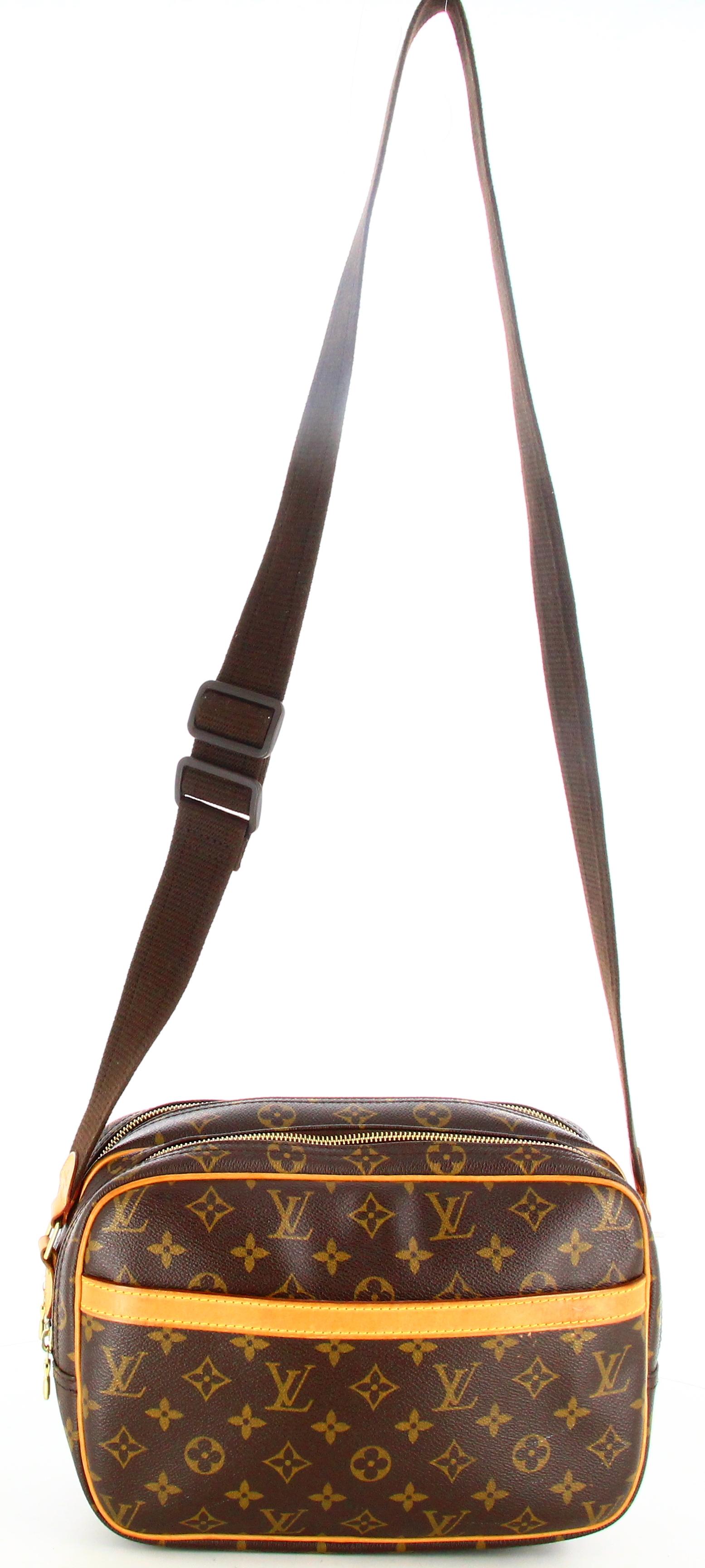 2003 Louis Vuitton Monogram Shoulder Bag Reporter PM

- Very good condition. Shows very slight signs of wear over time.
- Louis Vuitton shoulder bag 
- Two zipped parts
- One pocket on the front
- Slight odours 
- Brown fabric shoulder strap
-