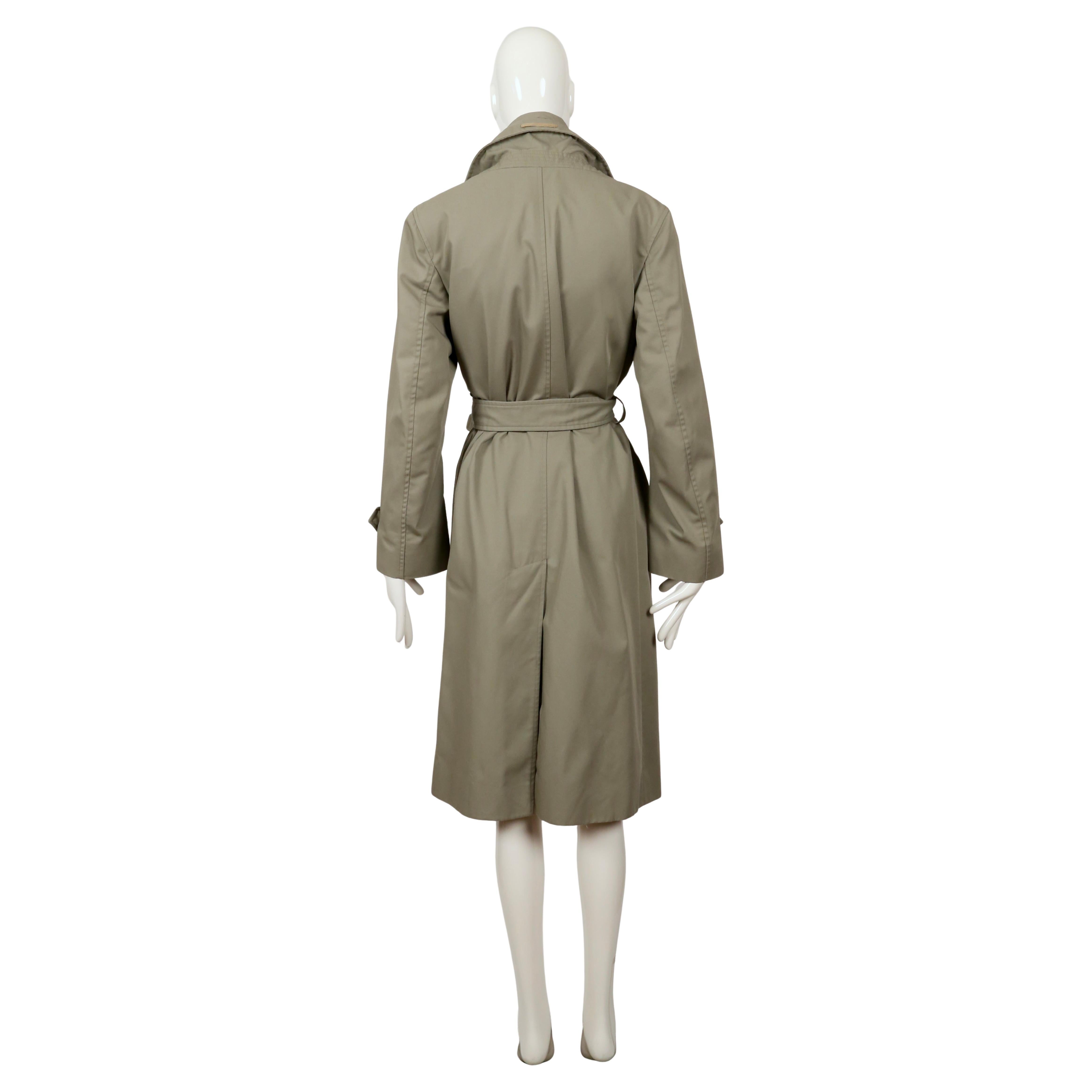 2003 MARGIELA RUNWAY Trench con fodera iridescente a vista e cintura tagliata in vendita 8