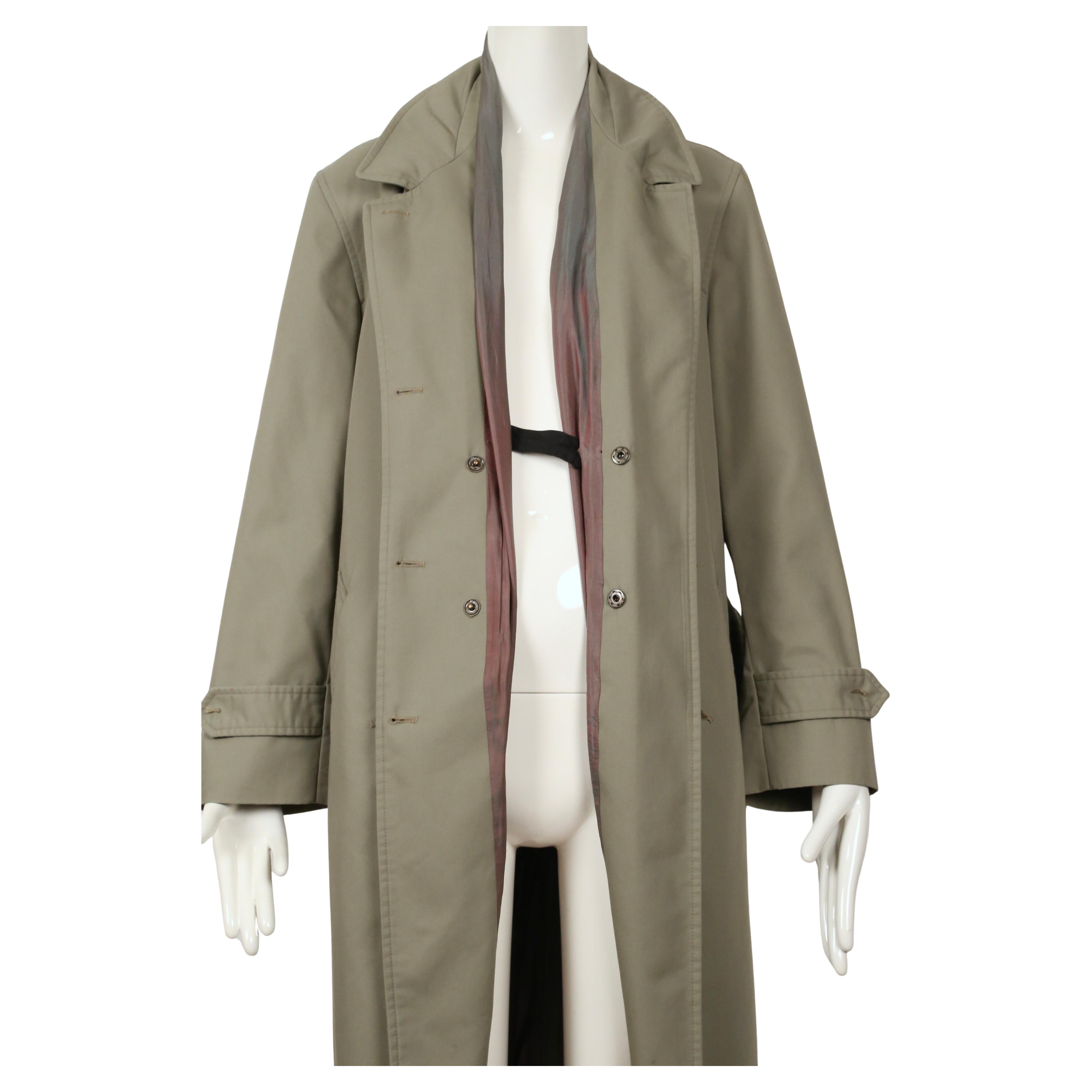 2003 MARGIELA RUNWAY Trench con fodera iridescente a vista e cintura tagliata In condizioni buone in vendita a San Fransisco, CA