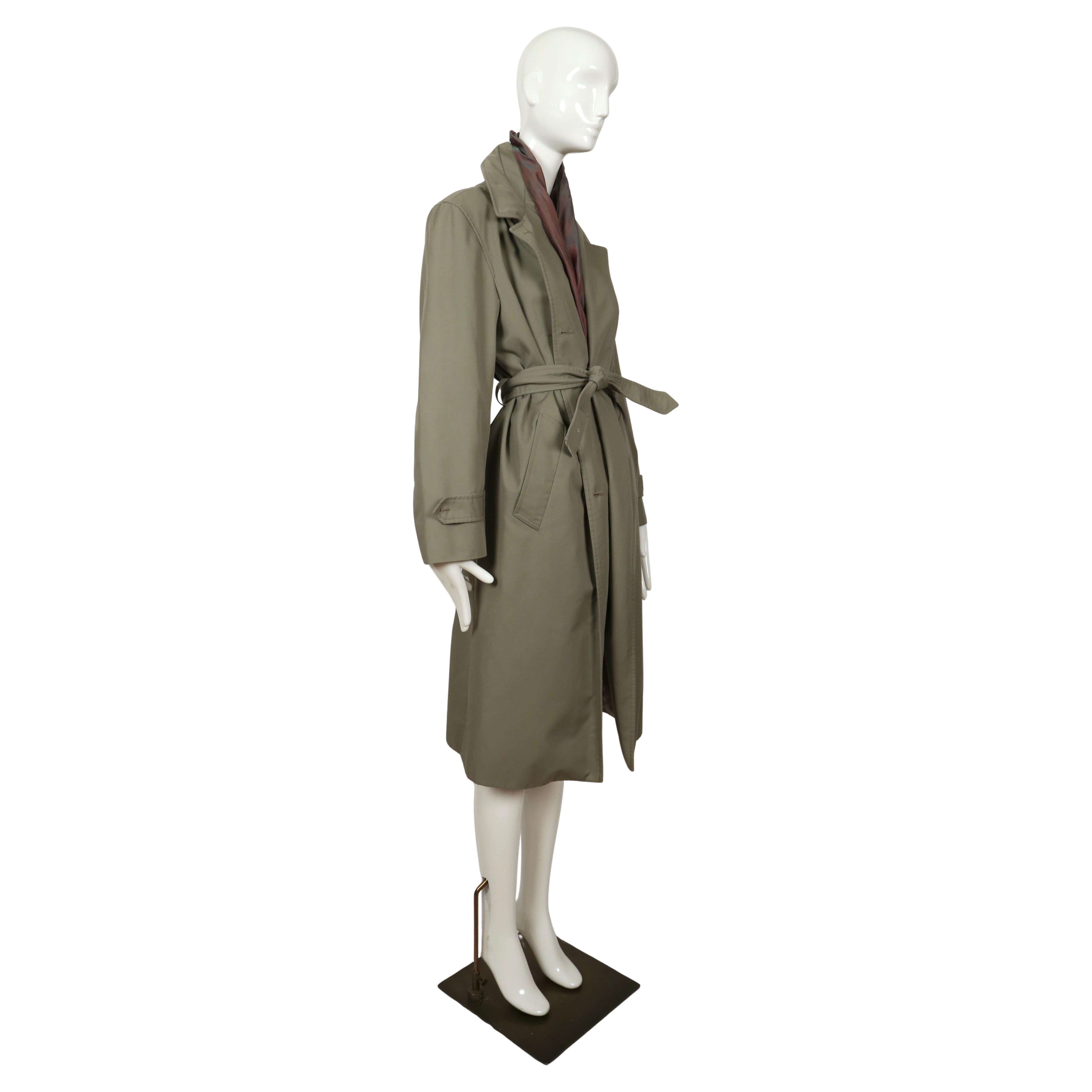 2003 MARGIELA RUNWAY Trench con fodera iridescente a vista e cintura tagliata in vendita 3