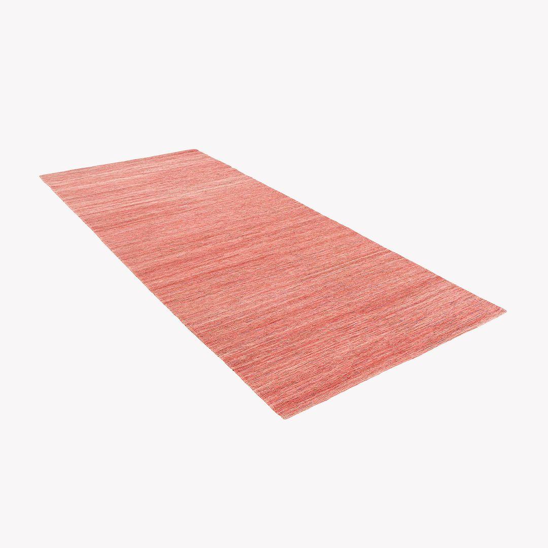 Il s'agit d'un tapis en laine rouge de Design/One, conçu à l'origine par Michaelian & Kohlberg pour Genzyme. Ce tapis a été produit en 2003. Le tapis présente un champ rouge saturé avec de subtiles variations de tons. Noué à la main en laine de