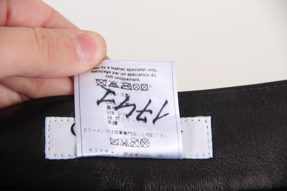 Christian Dior 2003 Galliano nuevo cuero  Pantalones con cremallera embellecidos
talla F 40

nuevo con etiqueta

hay pequeños puntos blancos, visualmente no son visibles, ver foto 

pantalones de cuero, forro de seda