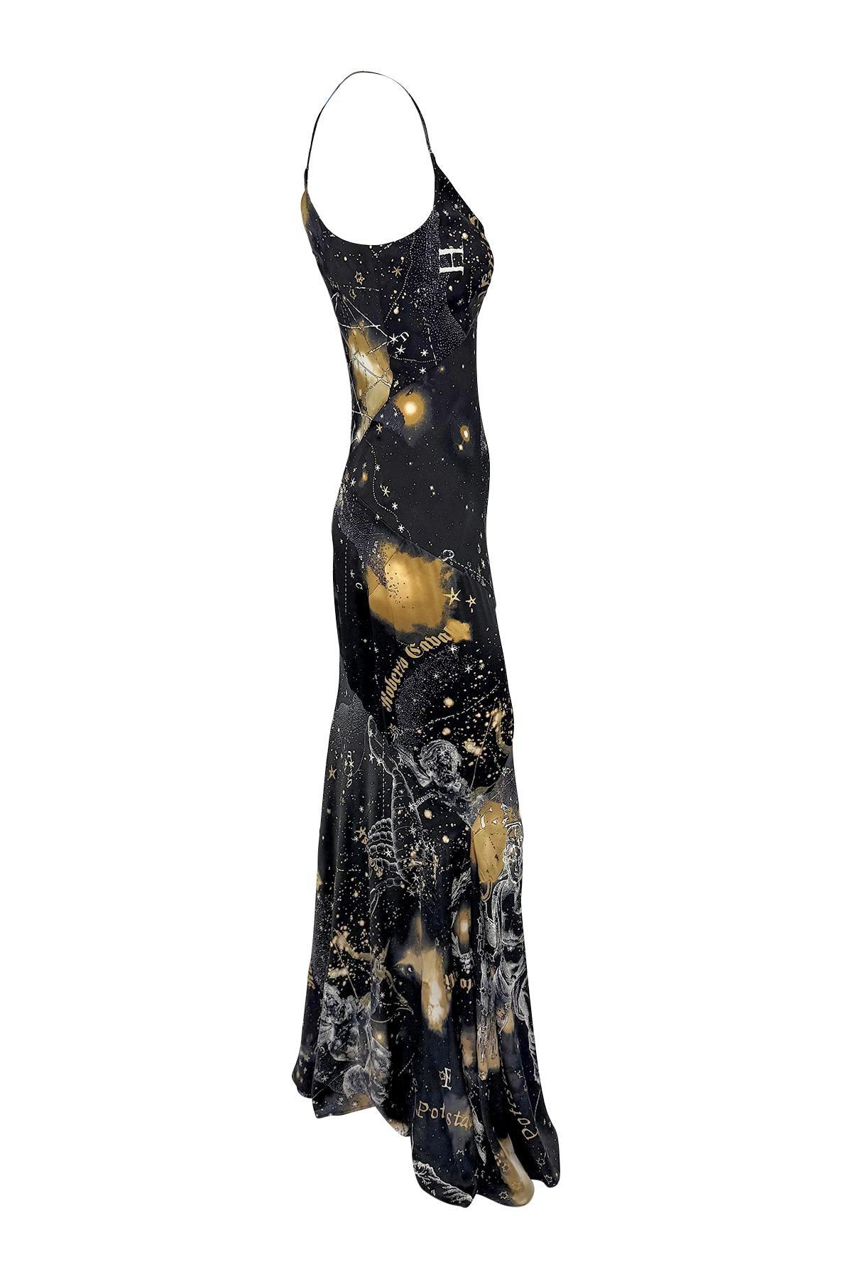 2003 Roberto Cavalli Astrologie Logo Print Gold Glitter Seide Satin Abendkleid Damen im Angebot
