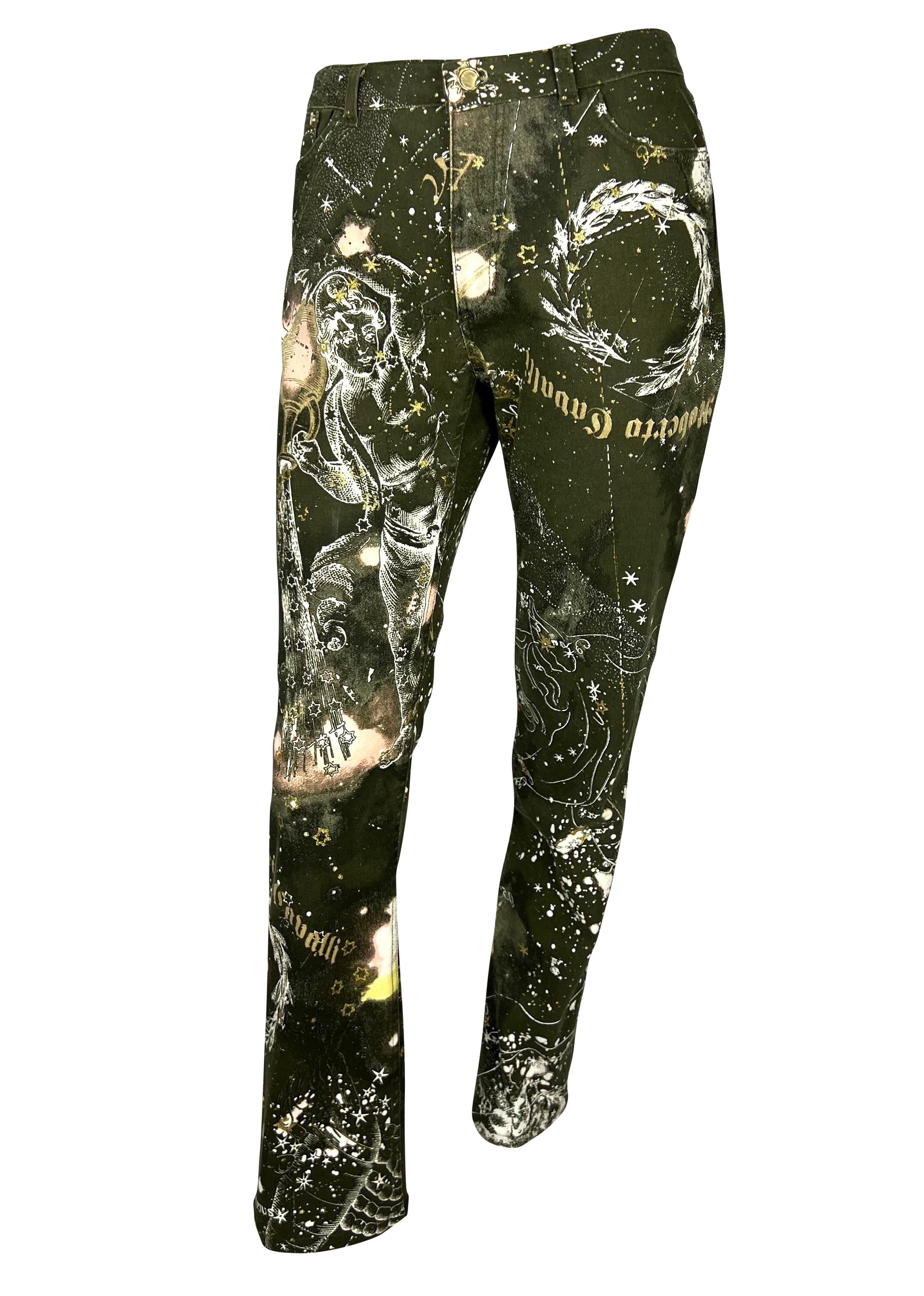 Nous vous présentons une paire de jeans à l'imprimé astrologique conçu par Roberto Cavalli. Depuis 2003, cet imprimé très prisé présente des constellations, des signes horoscopiques et des logos métalliques scintillants. Visitez notre vitrine pour