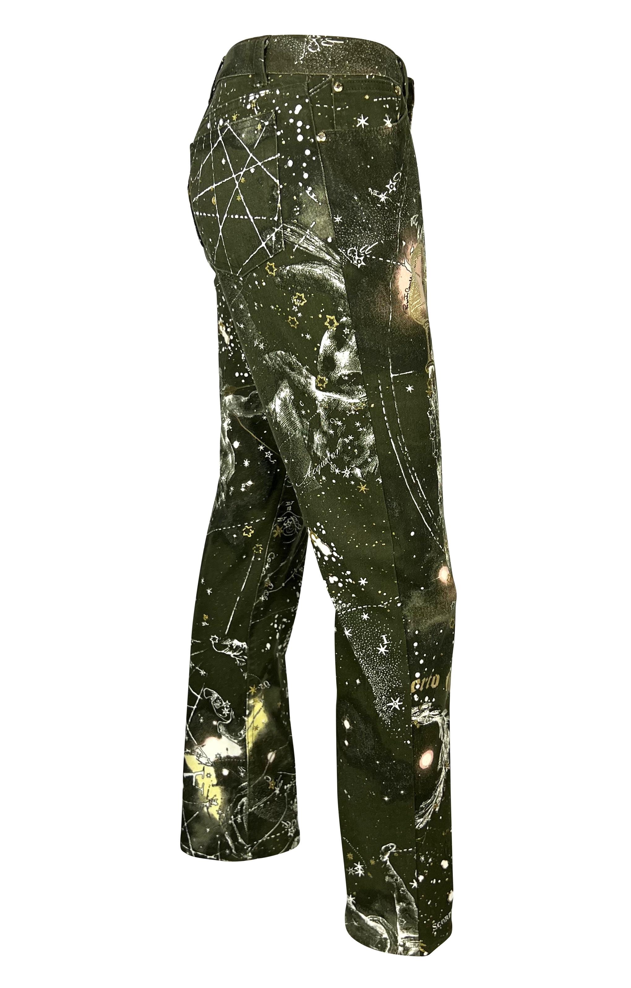 Pantalon en jean extensible imprimé logo astrologique Roberto Cavalli, 2003 Pour femmes en vente