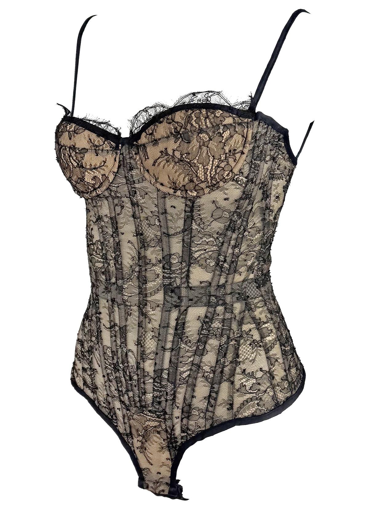 Questo body a corsetto stringato di Roberto Cavalli del 2003 presenta una sovrapposizione di pizzo nero trasparente su una base beige nudo. Il design strutturato comprende coppe con ferretti definiti, disossamento verticale e una scenografica