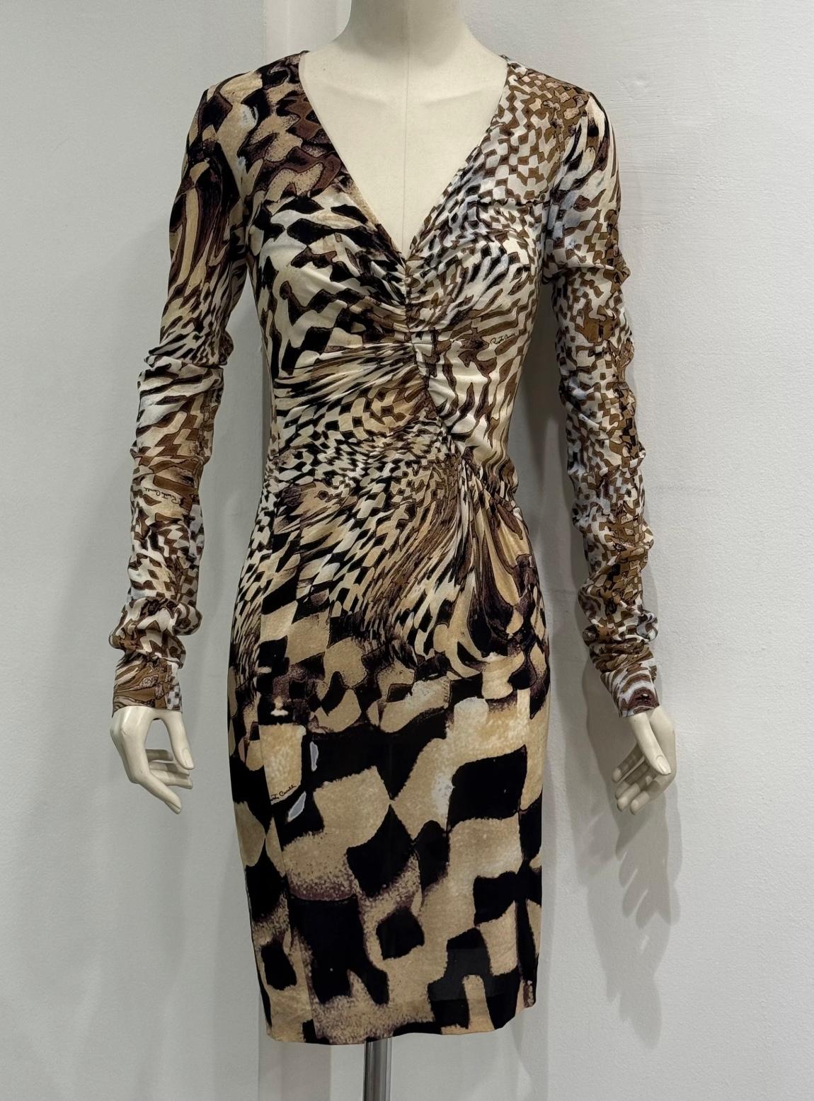 2003 Roberto Cavalli geometric psychedelic dress

This Roberto Cavalli dress from 2003 is a striking example of the designer’s bold and experimental aesthetic. Crafted in a soft stretch fabric, it features an all-over geometric and psychedelic print