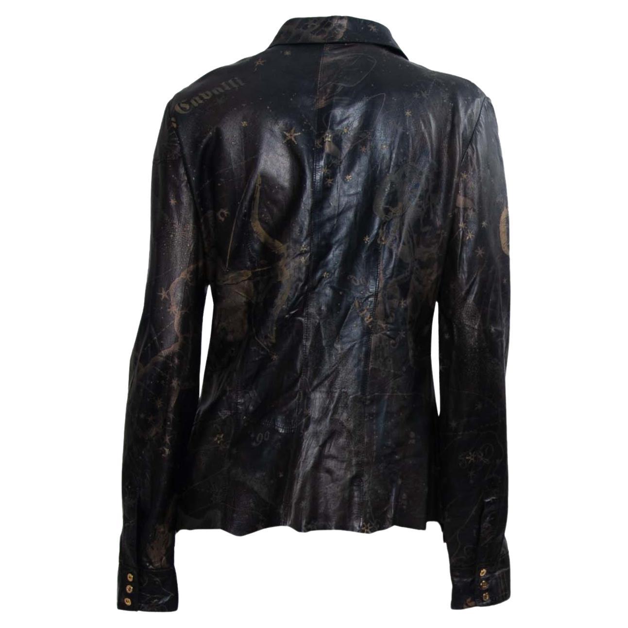 Ti presentiamo un top in pelle patchwork di Roberto Cavalli realizzato nel 2003. Questo capo presenta una stampa astrologica all-over nei toni del bronzo e dell'oro, evidenziata da bottoni in metallo dorato sui polsini e da chiusure a gancio lungo