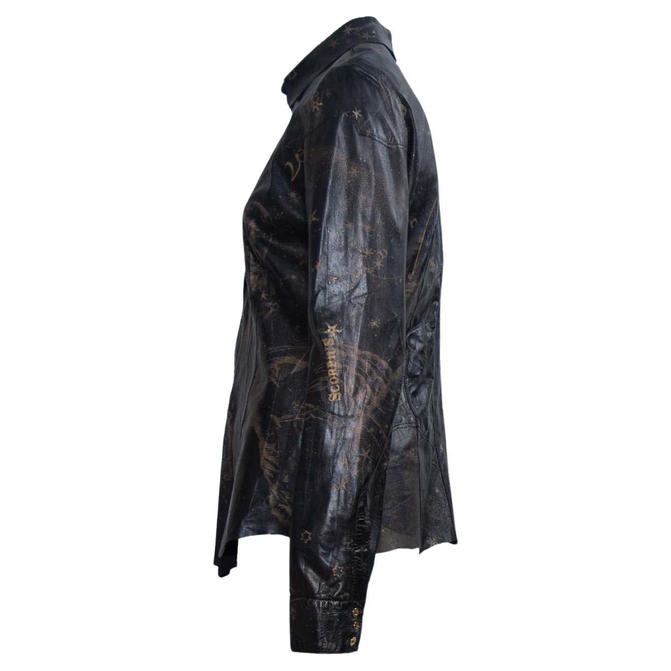 Nero 2003 Roberto Cavalli: top in pelle con stampa astrologica in oro e chiusura a gancio in vendita