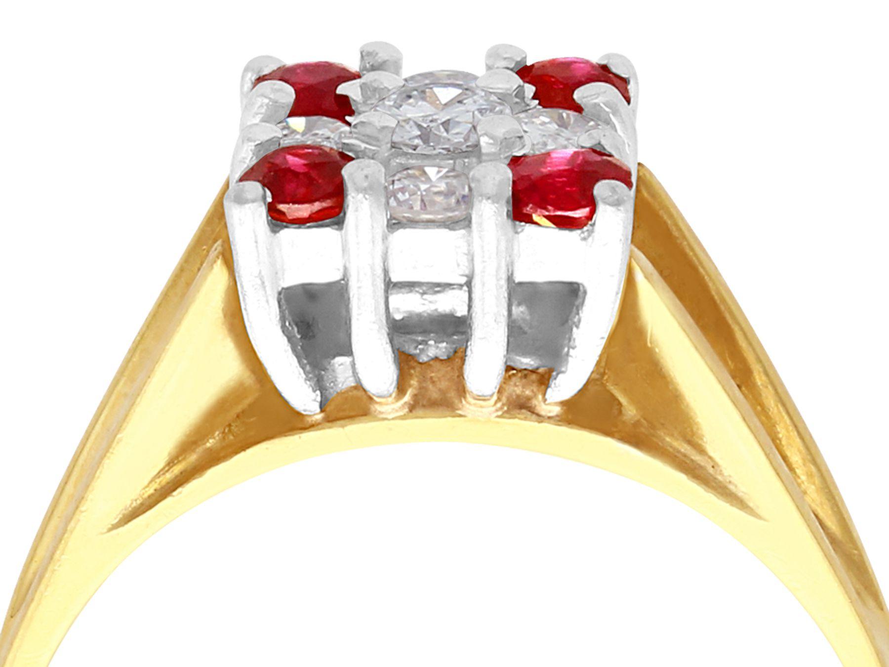 Ein feiner Ring mit einem natürlichen Rubin von 0,24 Karat und einem Diamanten von 0,25 Karat aus 18 Karat Gelbgold und 18 Karat Weißgold; Teil unserer zeitgenössischen Schmuck- und Estate Jewelry-Kollektionen.

Dieser moderne Rubin- und Diamantring