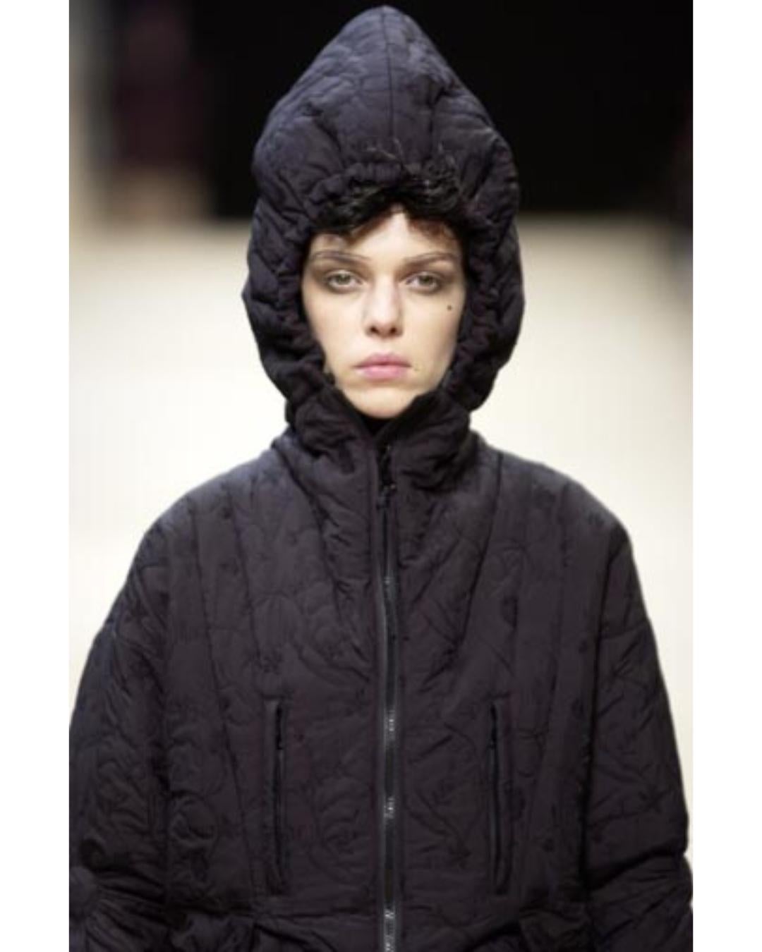 2003 Runway Issey Miyake Schwarze Pufferjacke mit gerafftem Design im Angebot 6