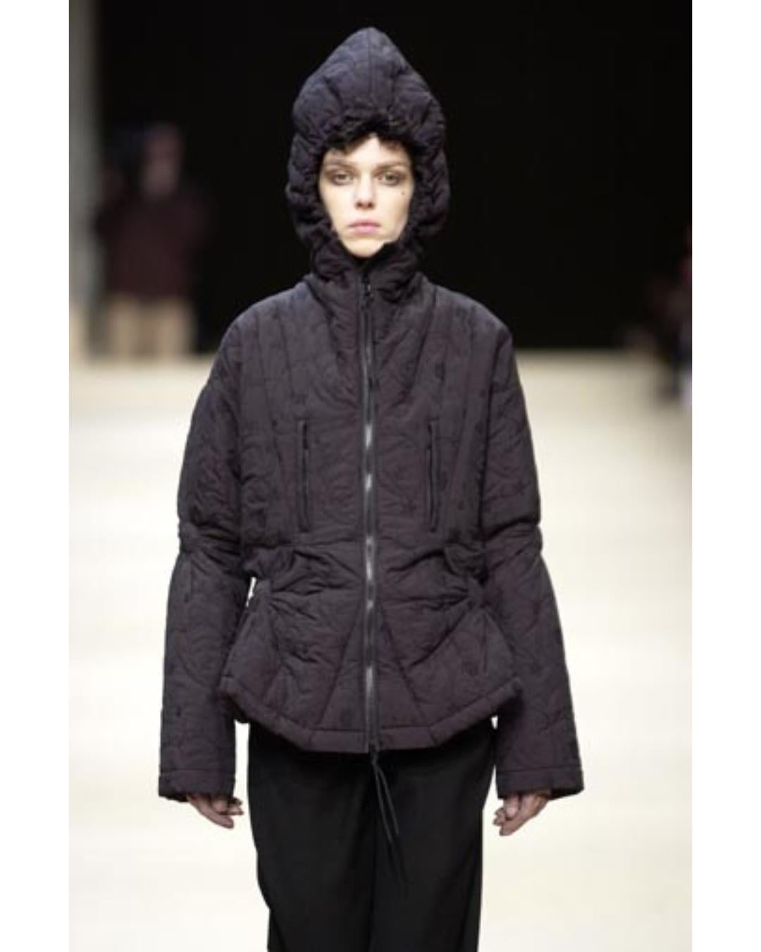 2003 Runway Issey Miyake Schwarze Pufferjacke mit gerafftem Design im Angebot 7
