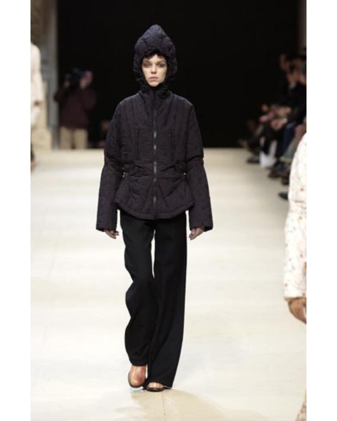2003 Runway Issey Miyake Schwarze Pufferjacke mit gerafftem Design im Angebot 8