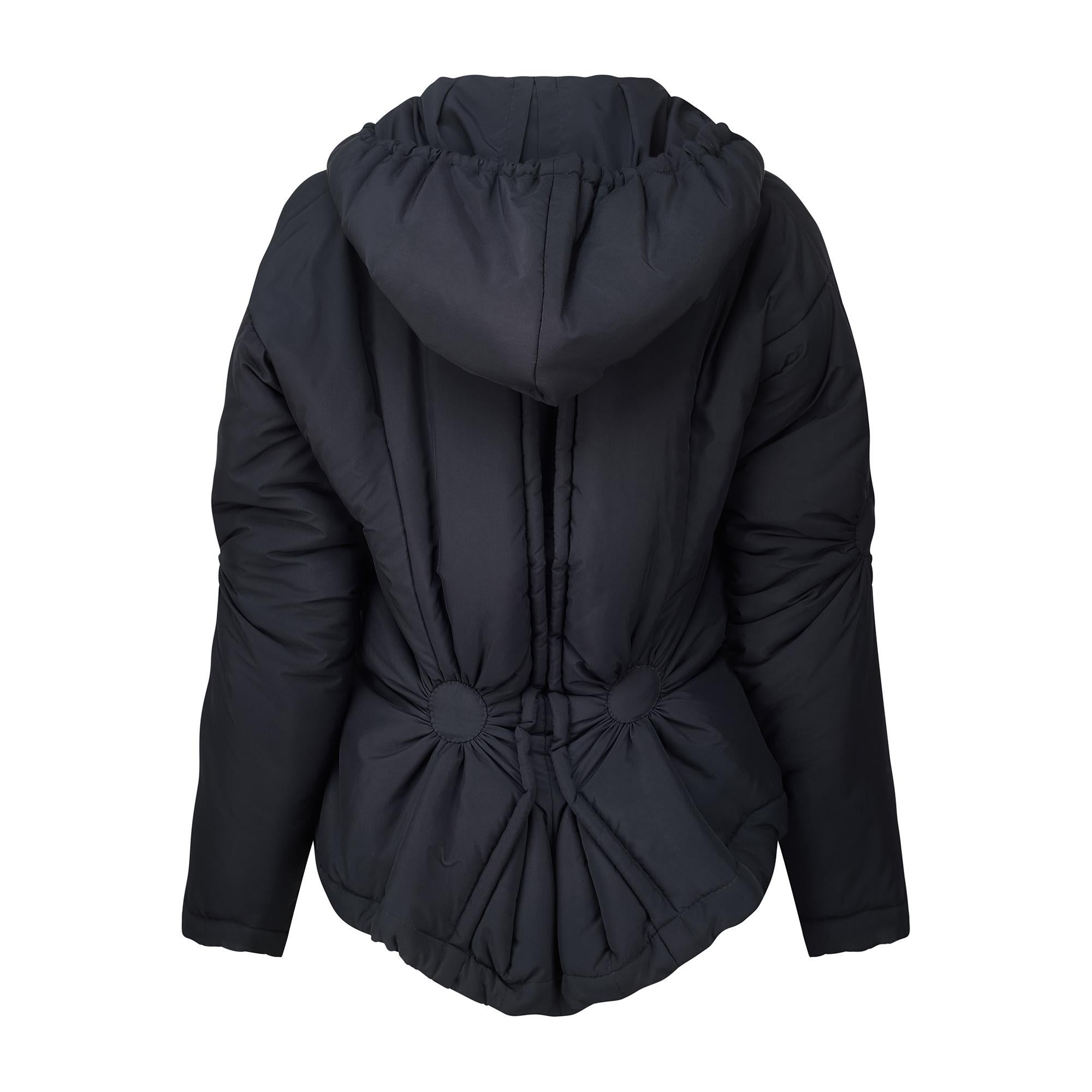 2003 Runway Issey Miyake Schwarze Pufferjacke mit gerafftem Design im Zustand „Hervorragend“ im Angebot in London, GB