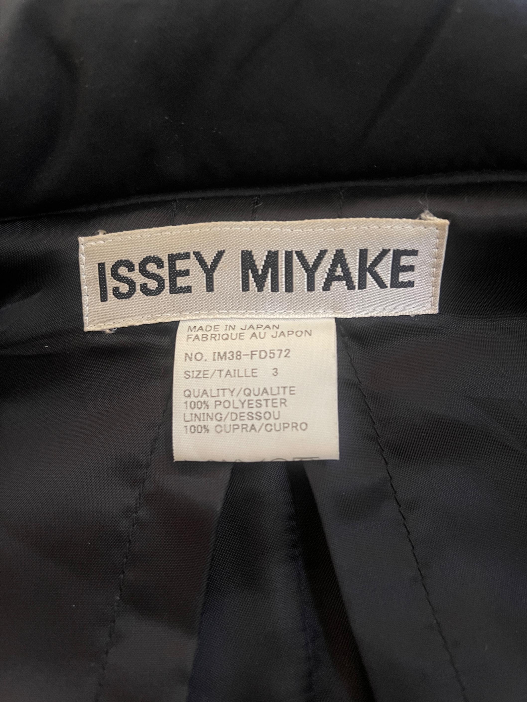 2003 Runway Issey Miyake Schwarze Pufferjacke mit gerafftem Design im Angebot 1