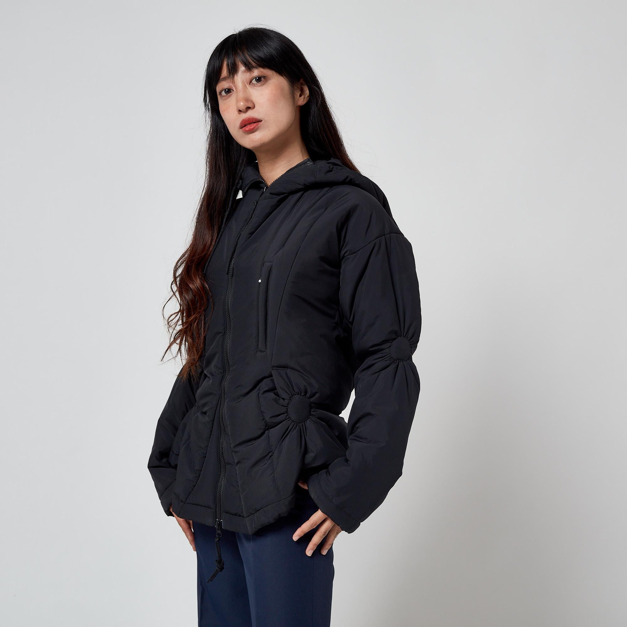 2003 Runway Issey Miyake Schwarze Pufferjacke mit gerafftem Design im Angebot 2