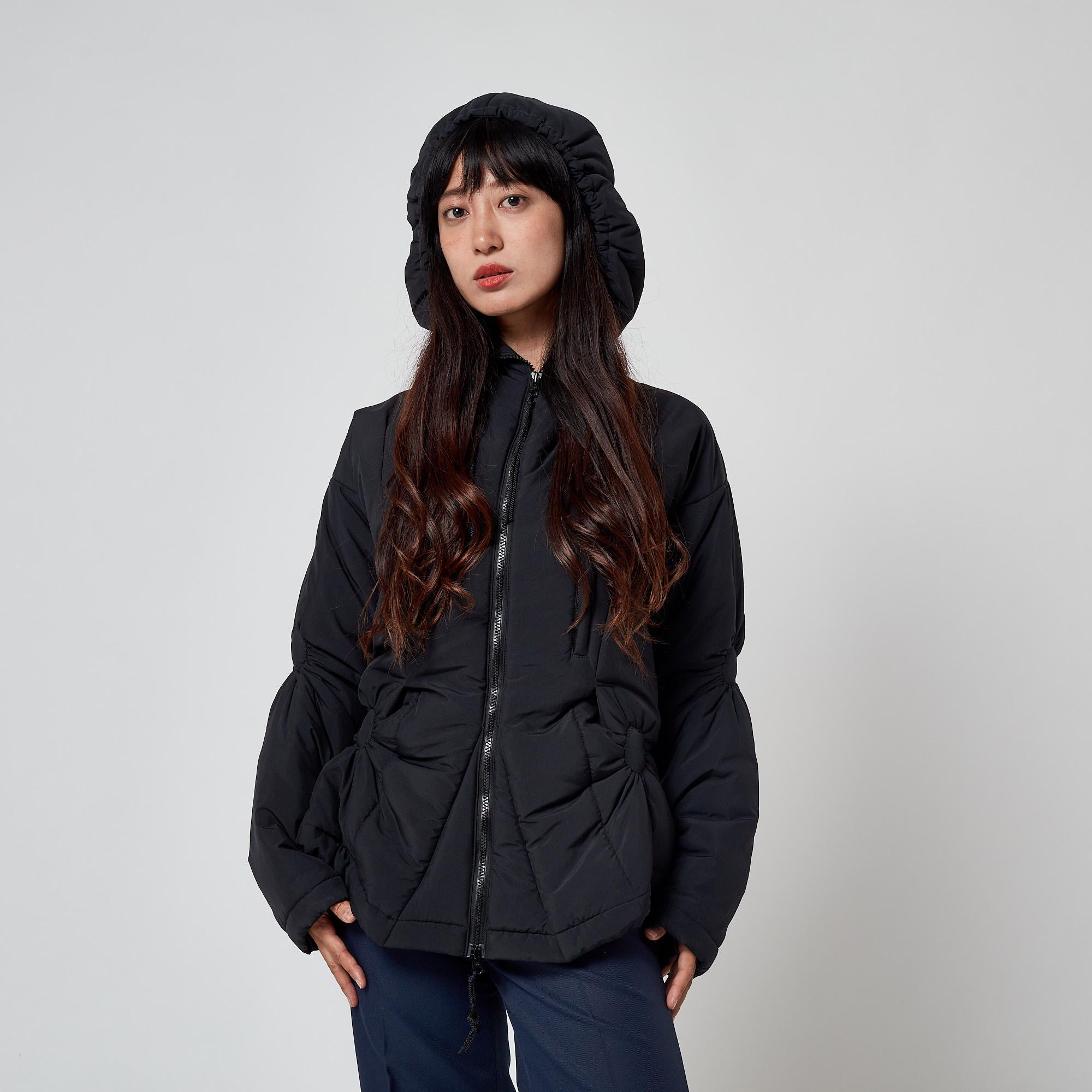 2003 Runway Issey Miyake Schwarze Pufferjacke mit gerafftem Design im Angebot 3