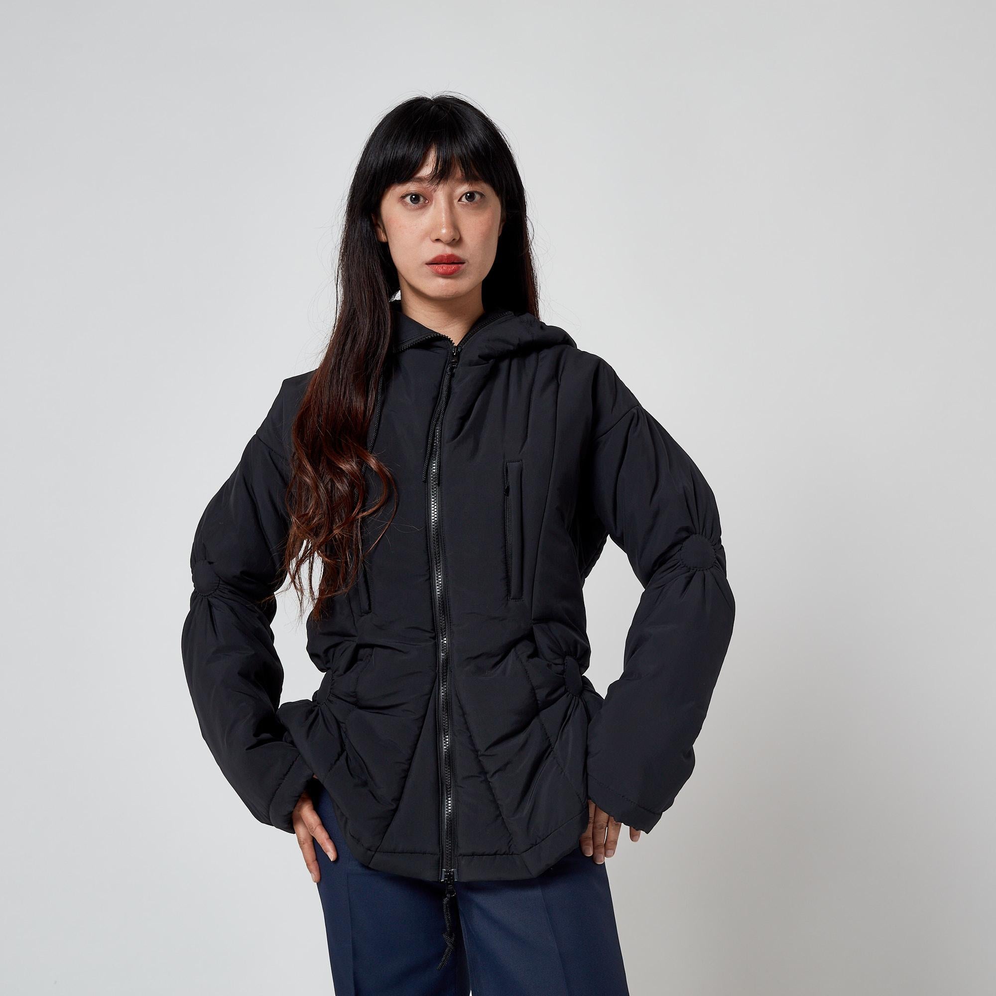 2003 Runway Issey Miyake Schwarze Pufferjacke mit gerafftem Design im Angebot 5