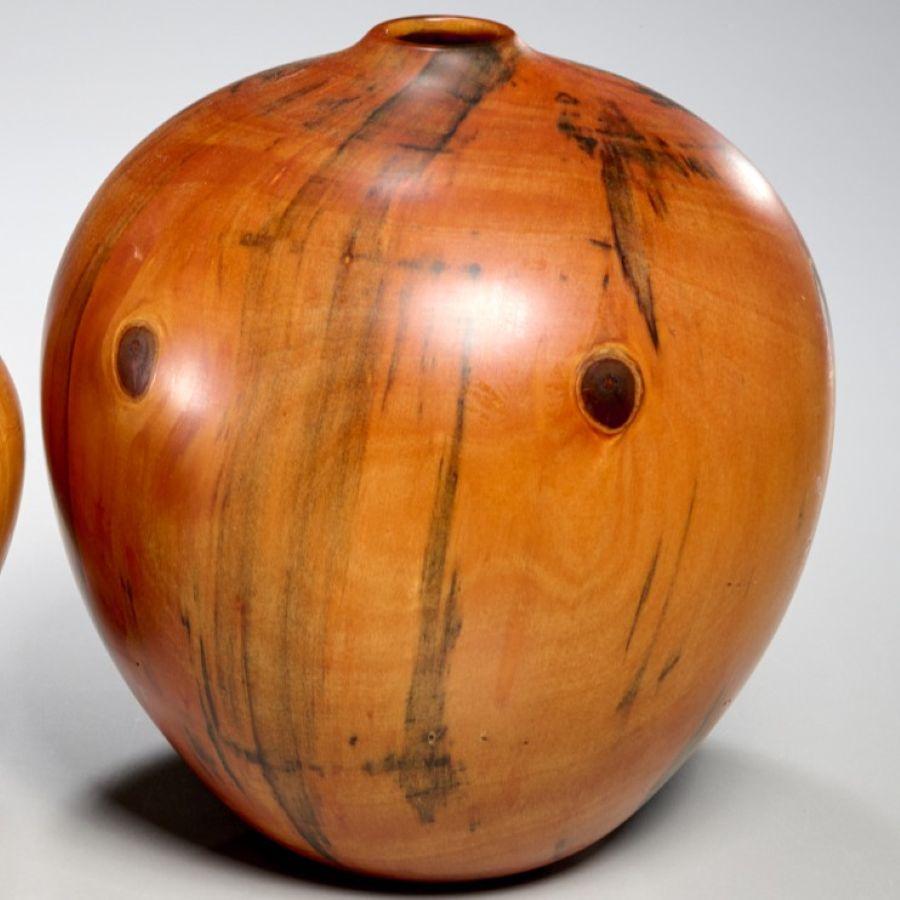 Mid-Century Modern 2003 Two Kelly Dunn Norfolk Pine Wood Studio Vases With Incised Mark Underside en vente