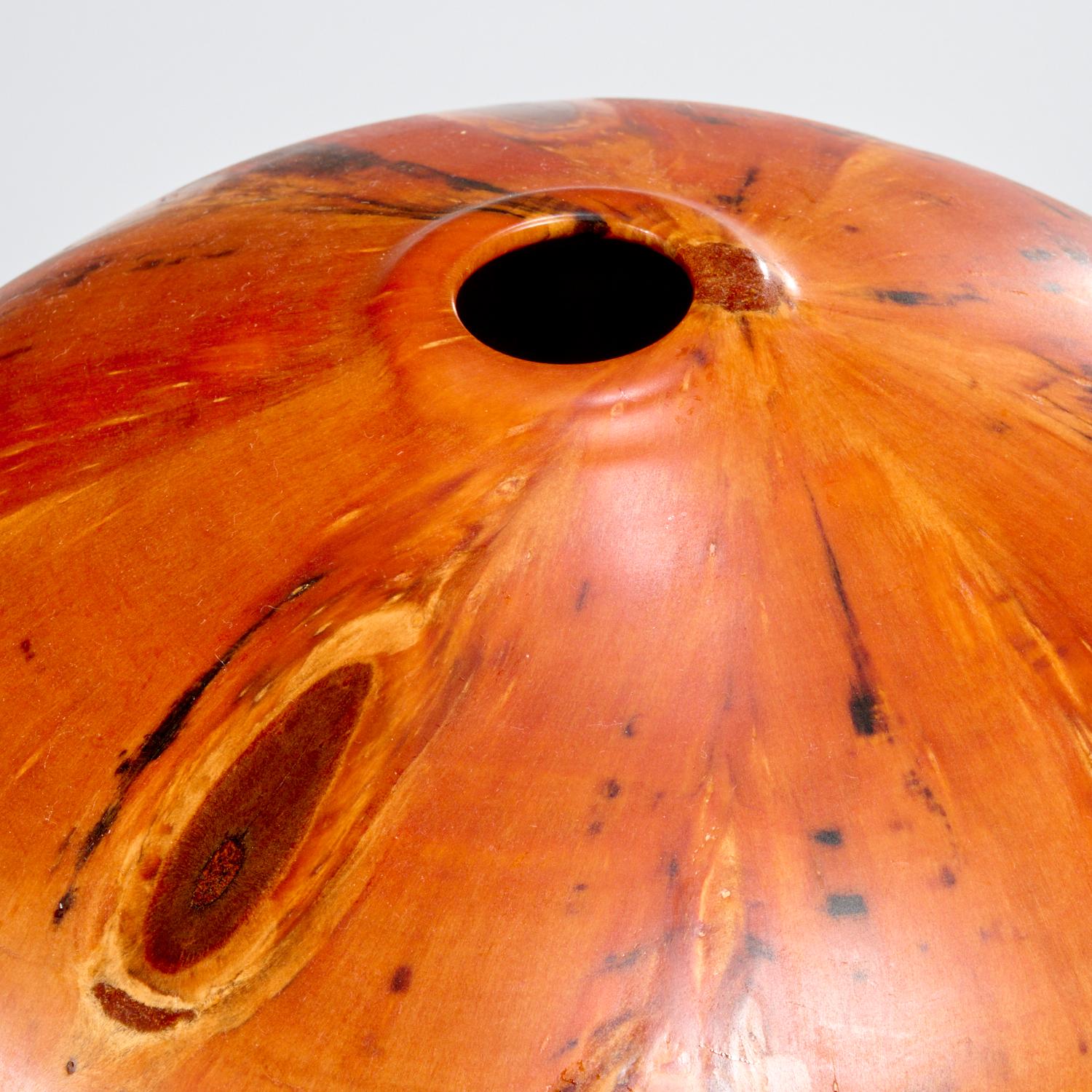 Américain 2003 Two Kelly Dunn Norfolk Pine Wood Studio Vases With Incised Mark Underside en vente