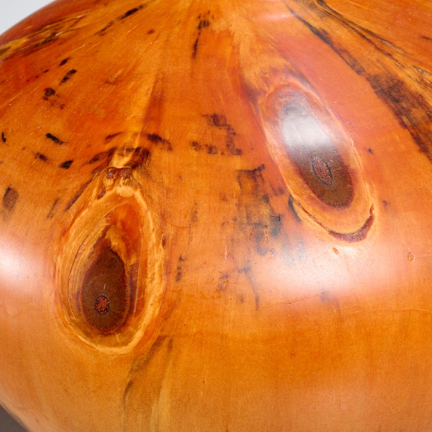 XXIe siècle et contemporain 2003 Two Kelly Dunn Norfolk Pine Wood Studio Vases With Incised Mark Underside en vente