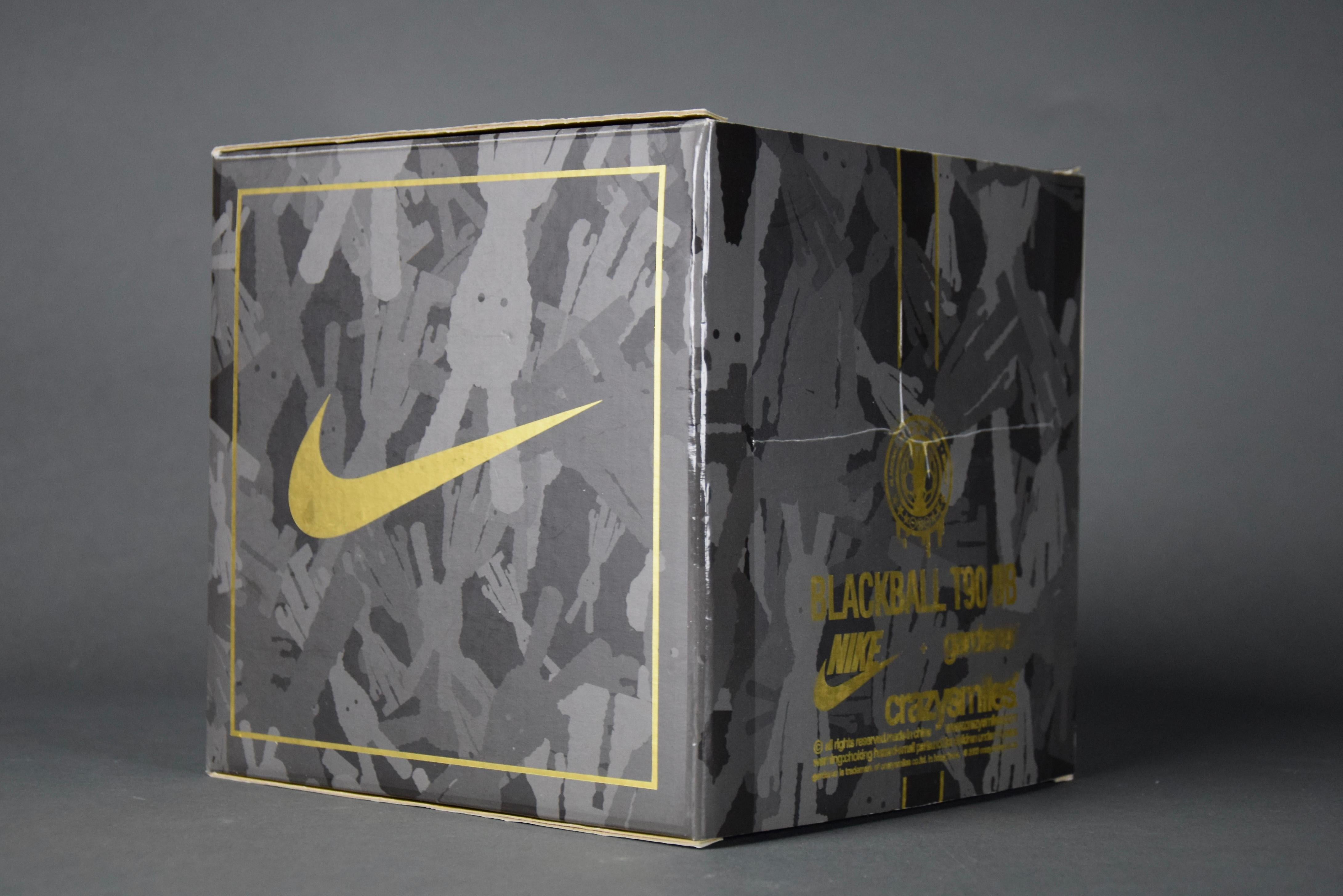 2003 Unico Triplo firmato Blackball T90 Art Toy NIKE Set di Michael Lau in vendita 2